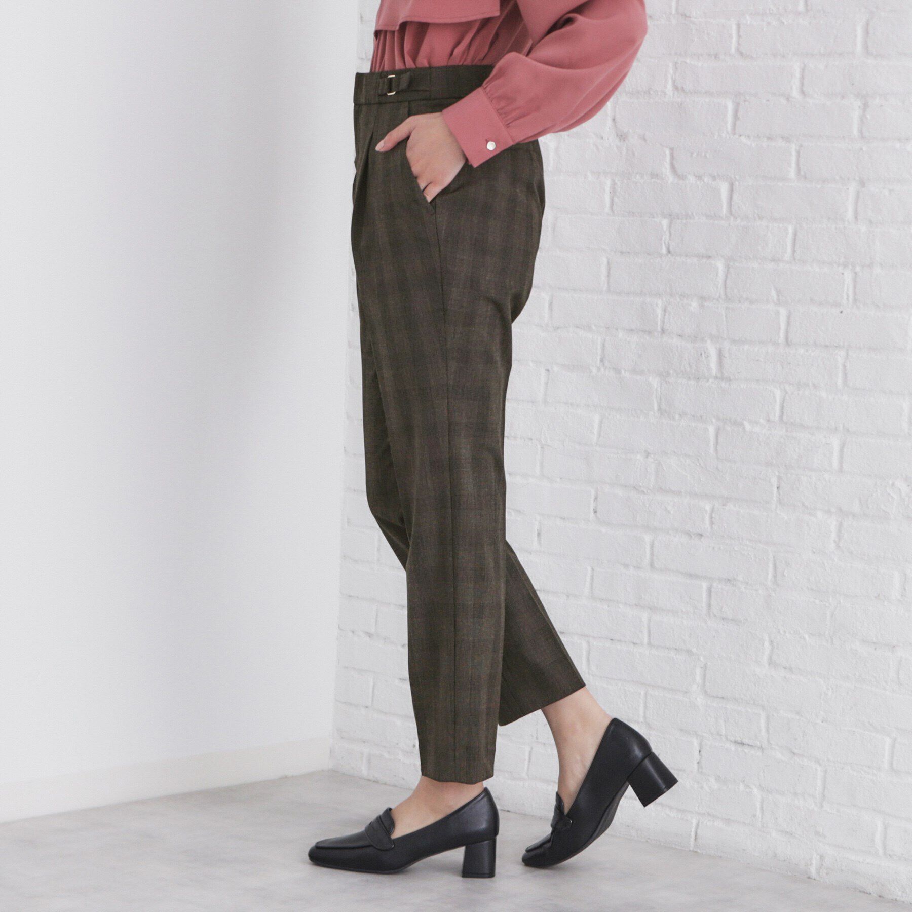 index「サイドベルト付きストレッチテーパードパンツ【洗濯機洗い可/イージーアイロン/防シワ】」|その他|