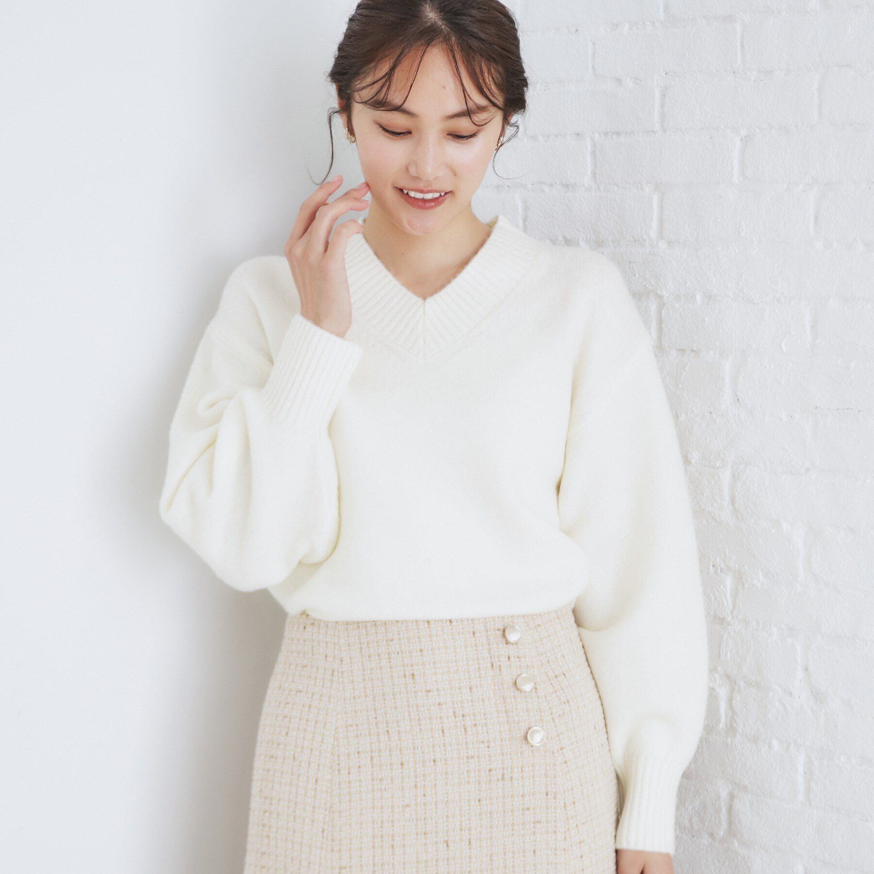 index「《6color》ラムライクVネックニット【洗濯機洗い可】」|ニット・セーター|オフホワイト(803