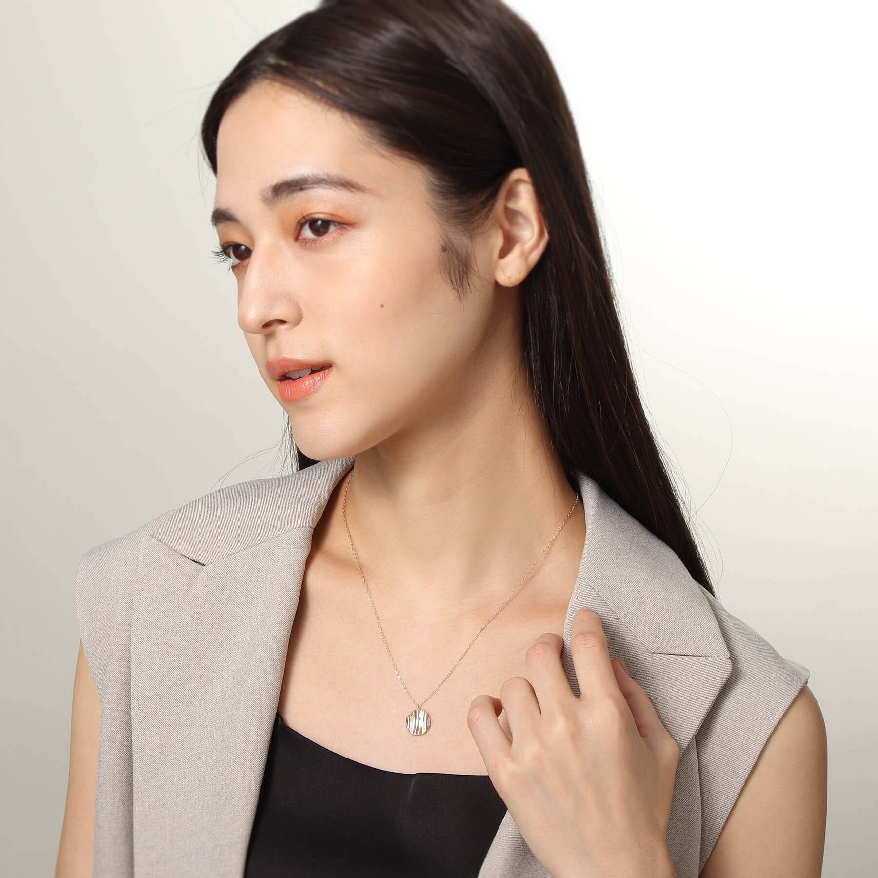 COCOSHNIK「K10ウエーブプレート ラウンド ネックレス大」|ネックレス|