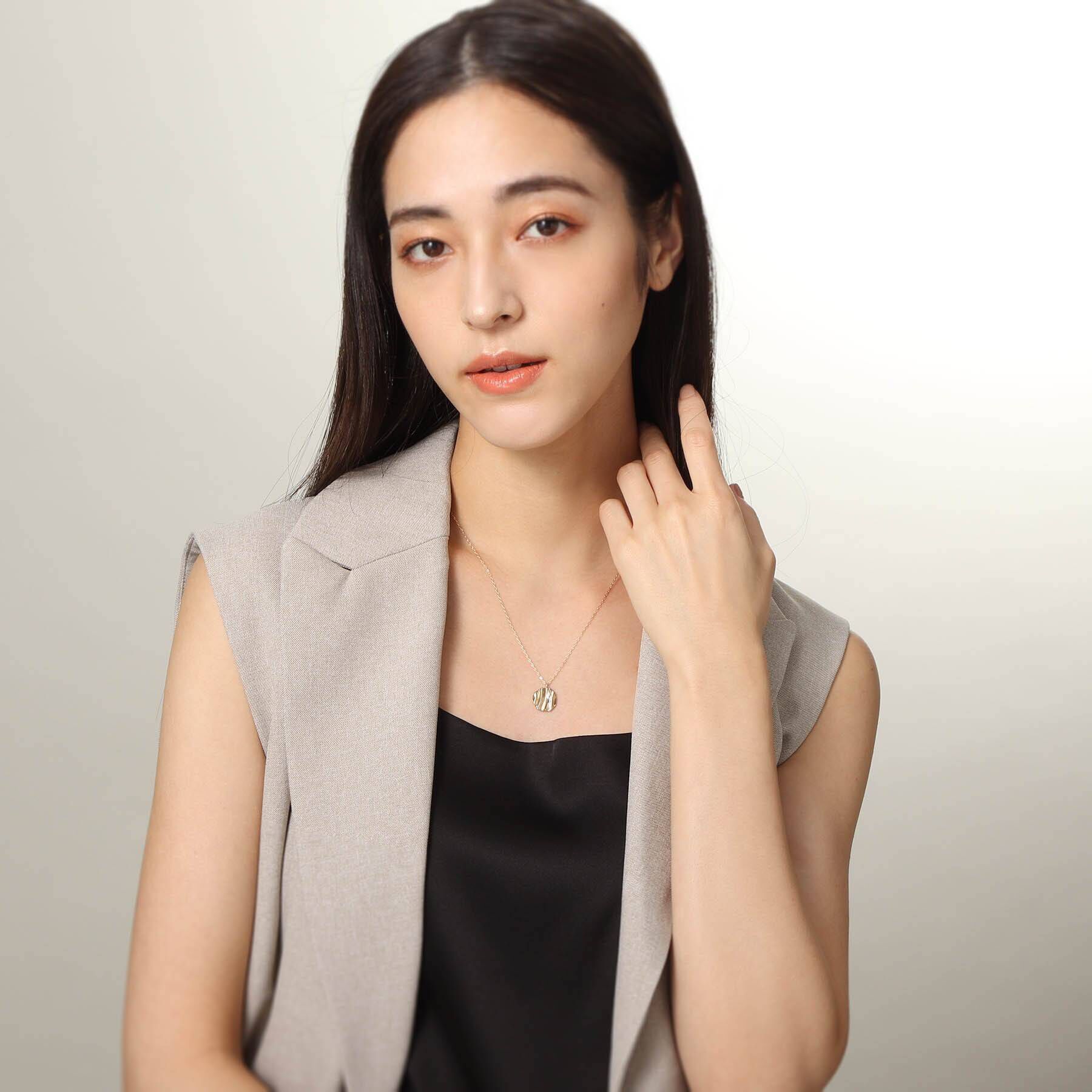 COCOSHNIK「K10ウエーブプレート ラウンド ネックレス大」|ネックレス|