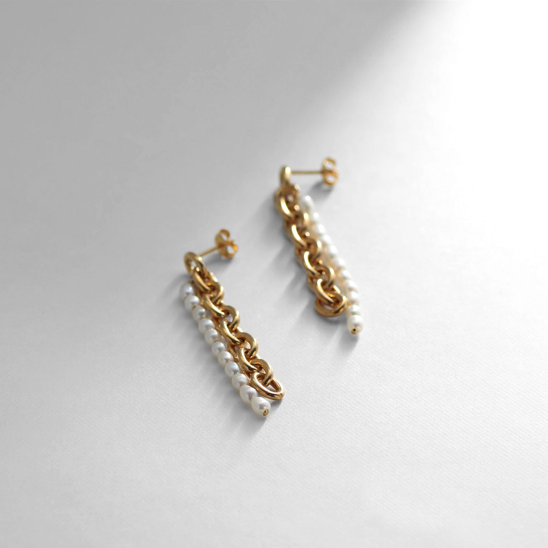 COCOSHNIK ONKITSCH「シルバー バロックパール チェーンコンビネーション スタッドピアス GP」|ピアス|ゴールド(606)