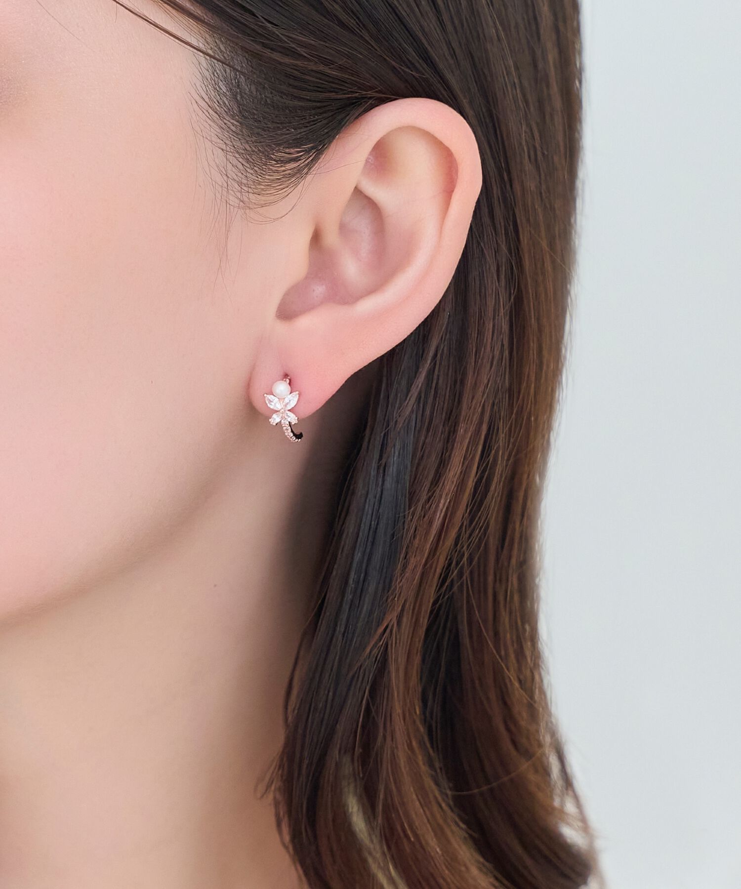 Phoebe「ロマンティックビジューバタフライフープピアス　ローズゴールド」|ピアス|