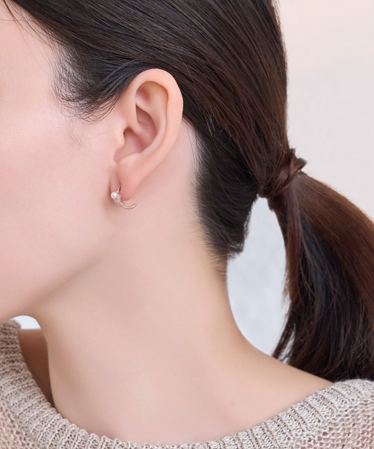 Phoebe「ロマンティックビジューバタフライフープピアス　ローズゴールド」|ピアス|