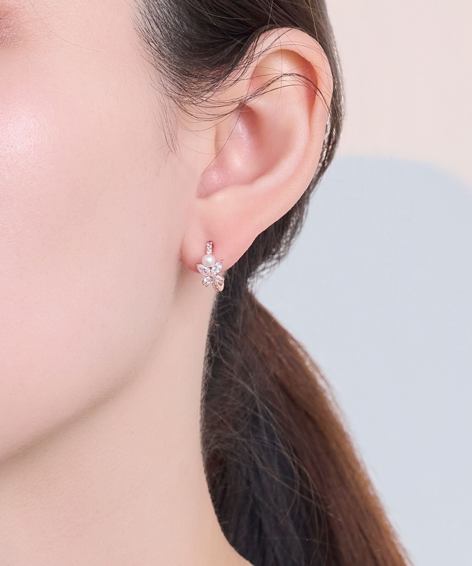 Phoebe「ロマンティックビジューバタフライフープピアス　ローズゴールド」|ピアス|