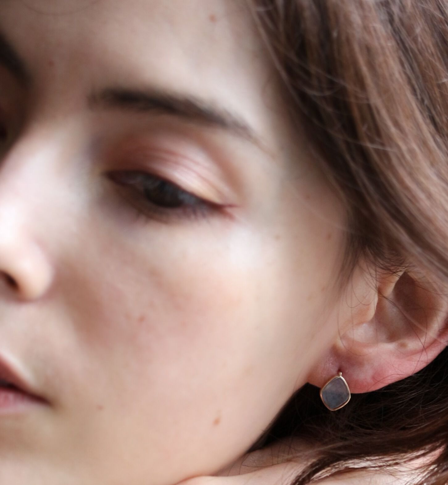  「カラーストーン ピアス | K10YG 〈ミルキーアクアマリン / ルチルクォーツ〉」|ピアス|