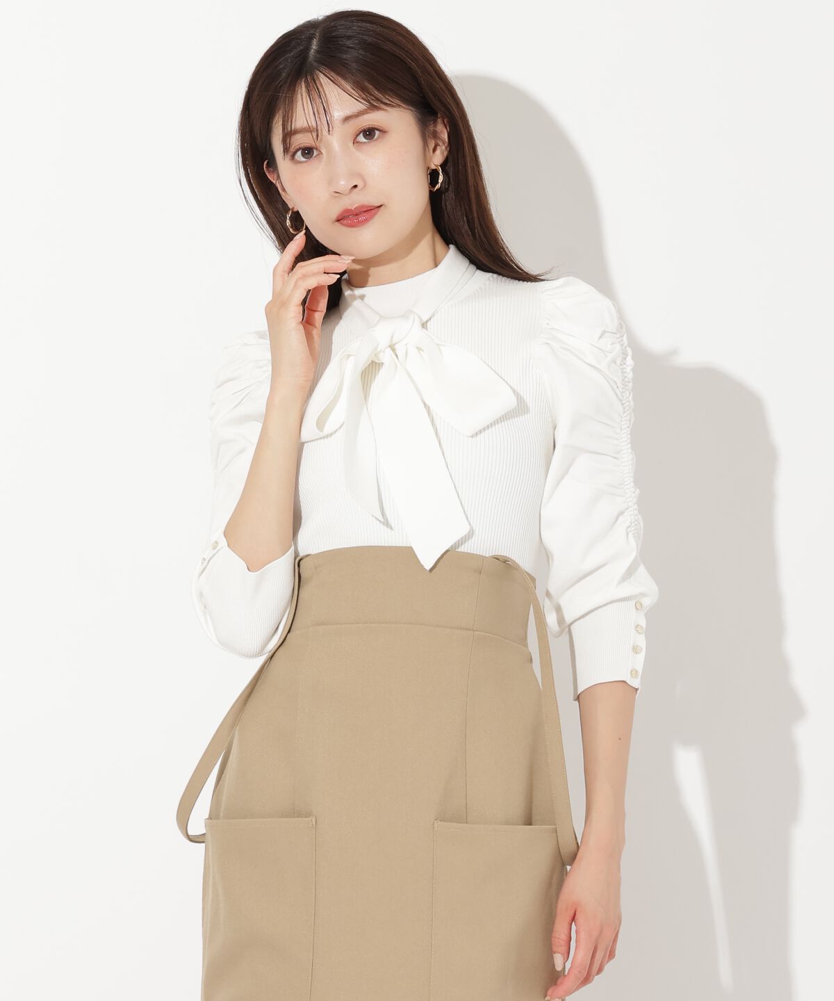 アンドクチュール「袖ギャザーボウタイ付きニットプルオーバー」|ニット・セーター|オフ