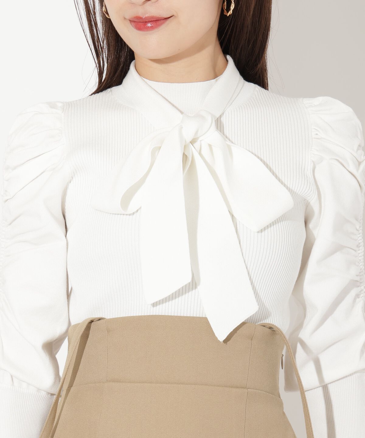 アンドクチュール「袖ギャザーボウタイ付きニットプルオーバー」|ニット・セーター|