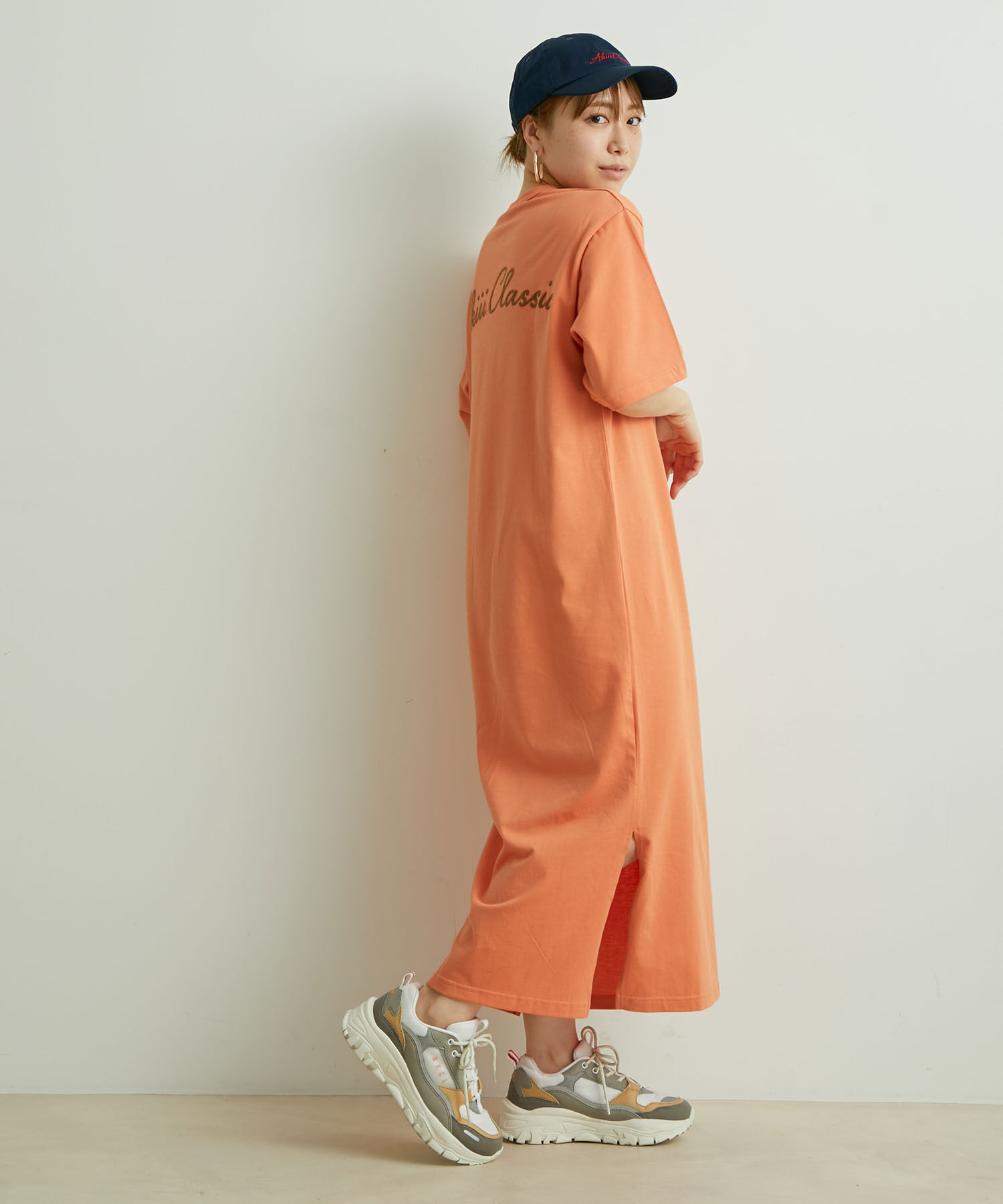 VIS「【AKIIICLASSIC別注】ロゴ刺繍ワンピース」|ワンピース|