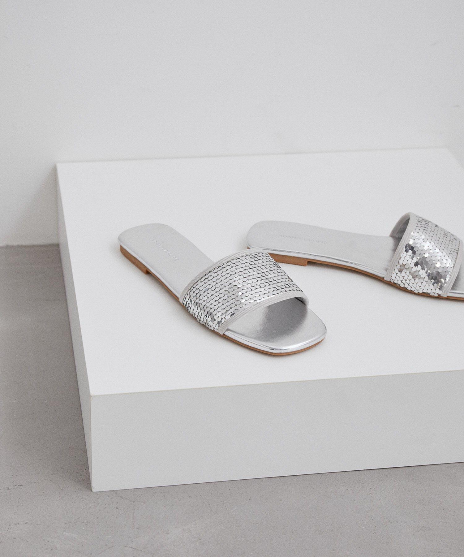 ADAM ET ROPE'「スパンコールフラット」|サンダル|シルバー(93)