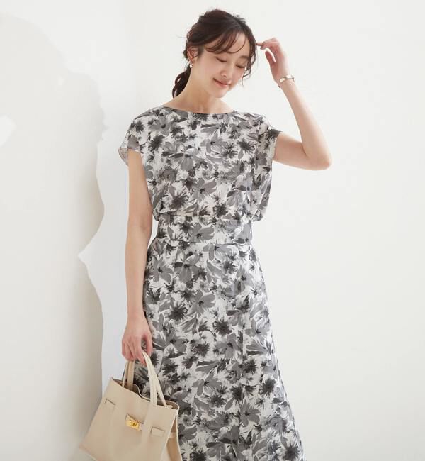 TIARA「カルゼフラワープリントバックボタンTブラウス」|シャツ・ブラウス|ブラック