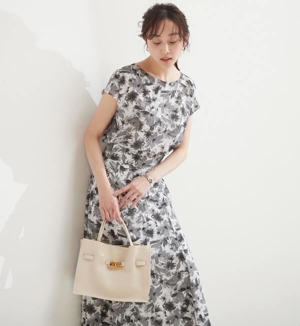 TIARA「カルゼフラワープリントバックボタンTブラウス」|シャツ・ブラウス|