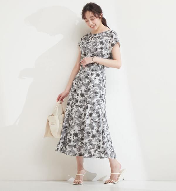 TIARA「カルゼフラワープリントバックボタンTブラウス」|シャツ・ブラウス|