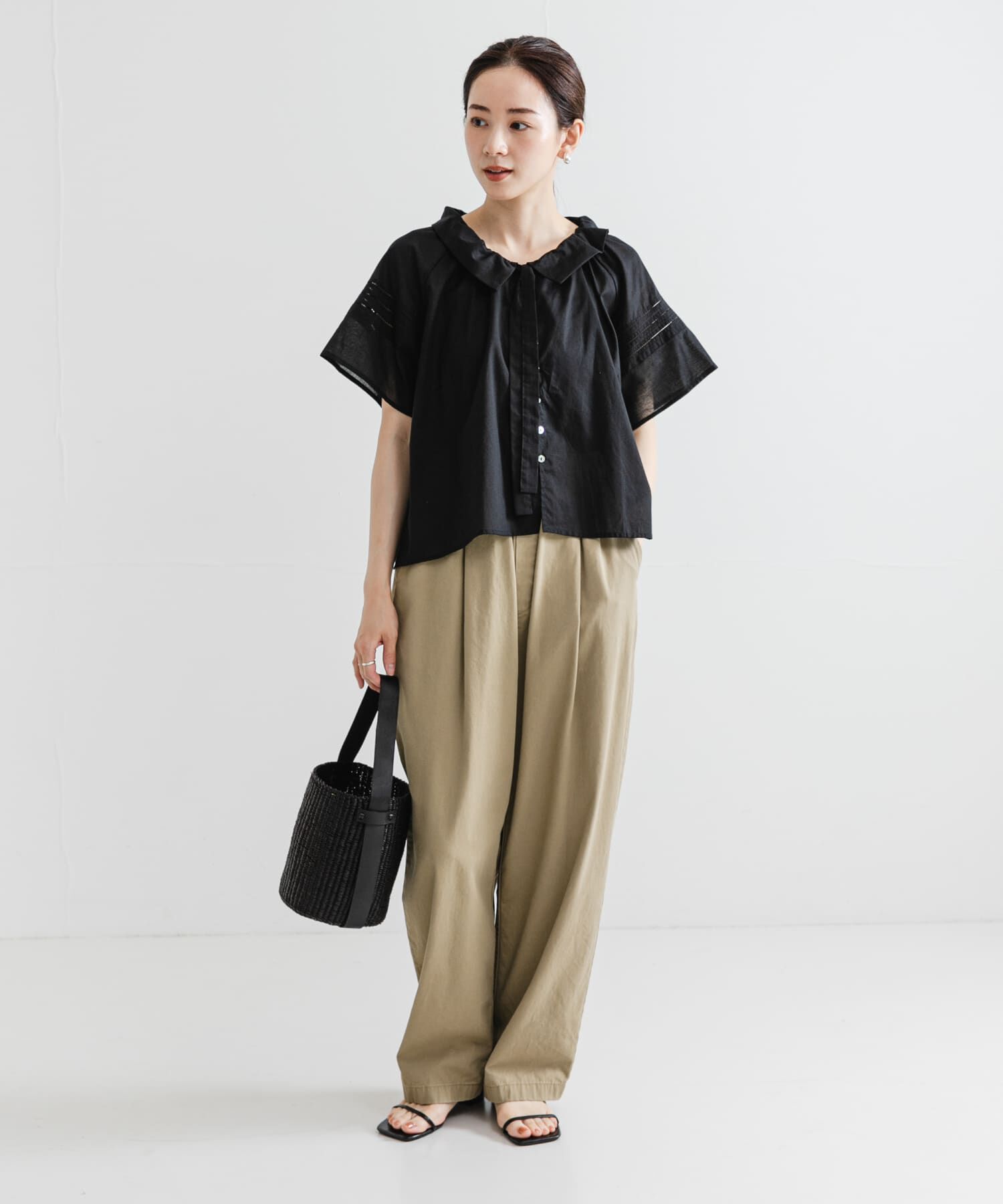 URBAN RESEARCH「ハーフスリーブフリルカラーブラウス」|シャツ・ブラウス|