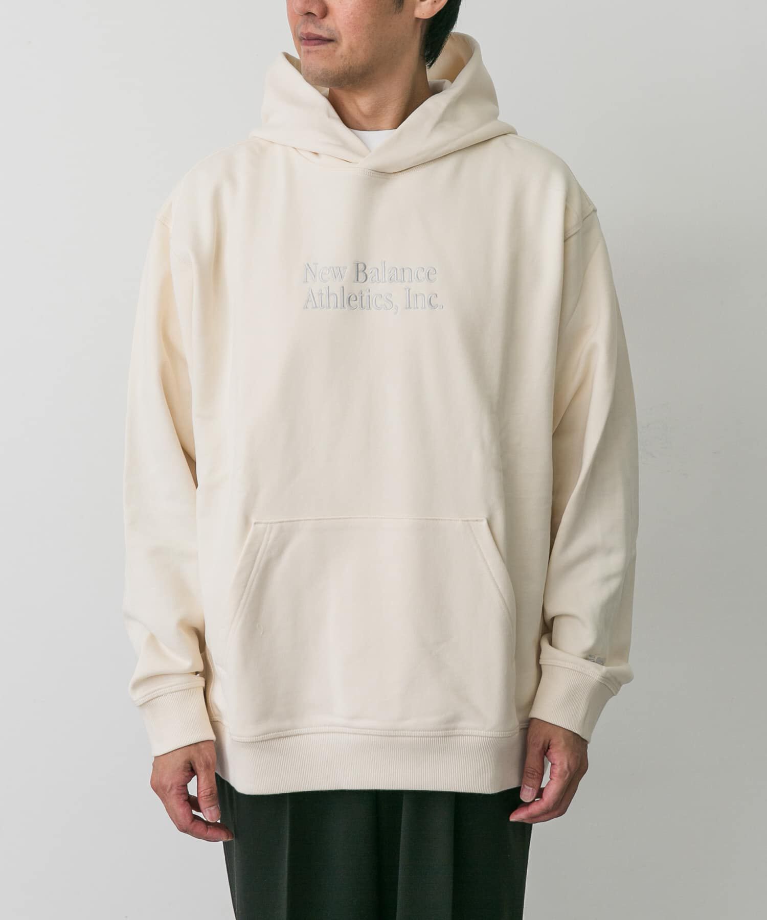 URBAN RESEARCH DOORS「NEW BALANCE　Athletics クラシックスフーディ」|パーカー|アイボリー