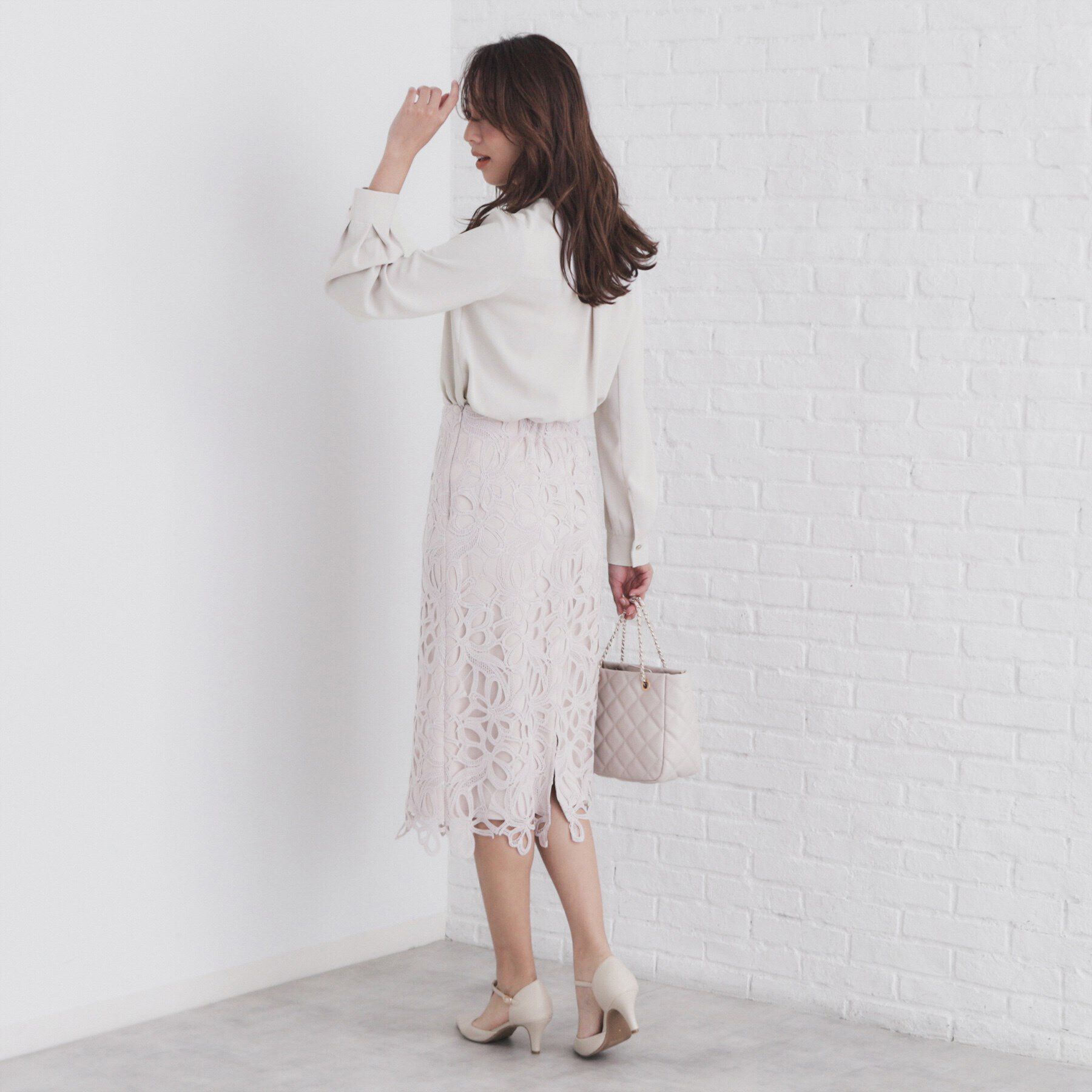 index「アシメフリルクルーネックブラウス【洗濯機洗い可/イージーアイロン/ストレッチ】」|シャツ・ブラウス|