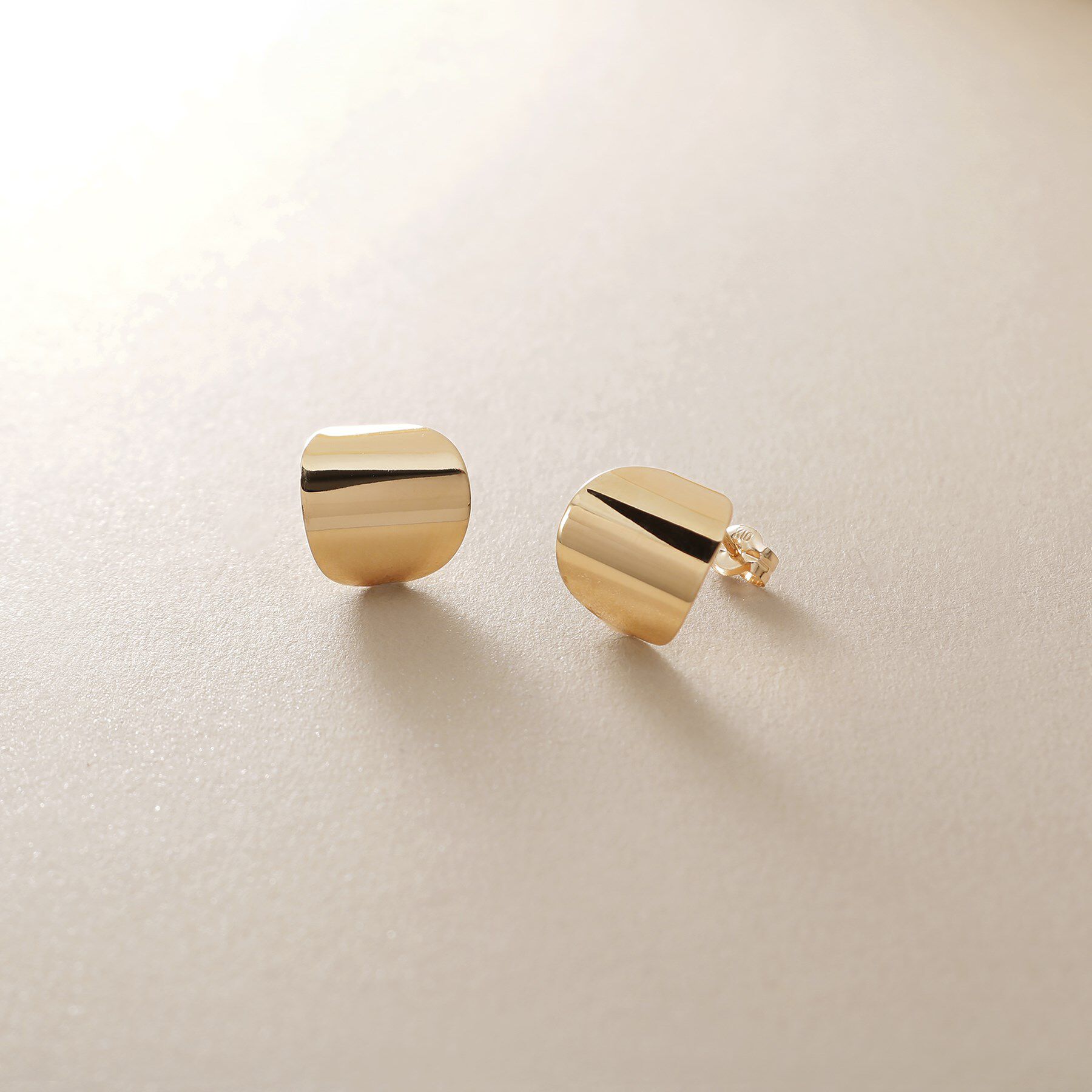 COCOSHNIK「K10ラウンドプレート スタッドピアス」|ピアス|イエローゴールド(1