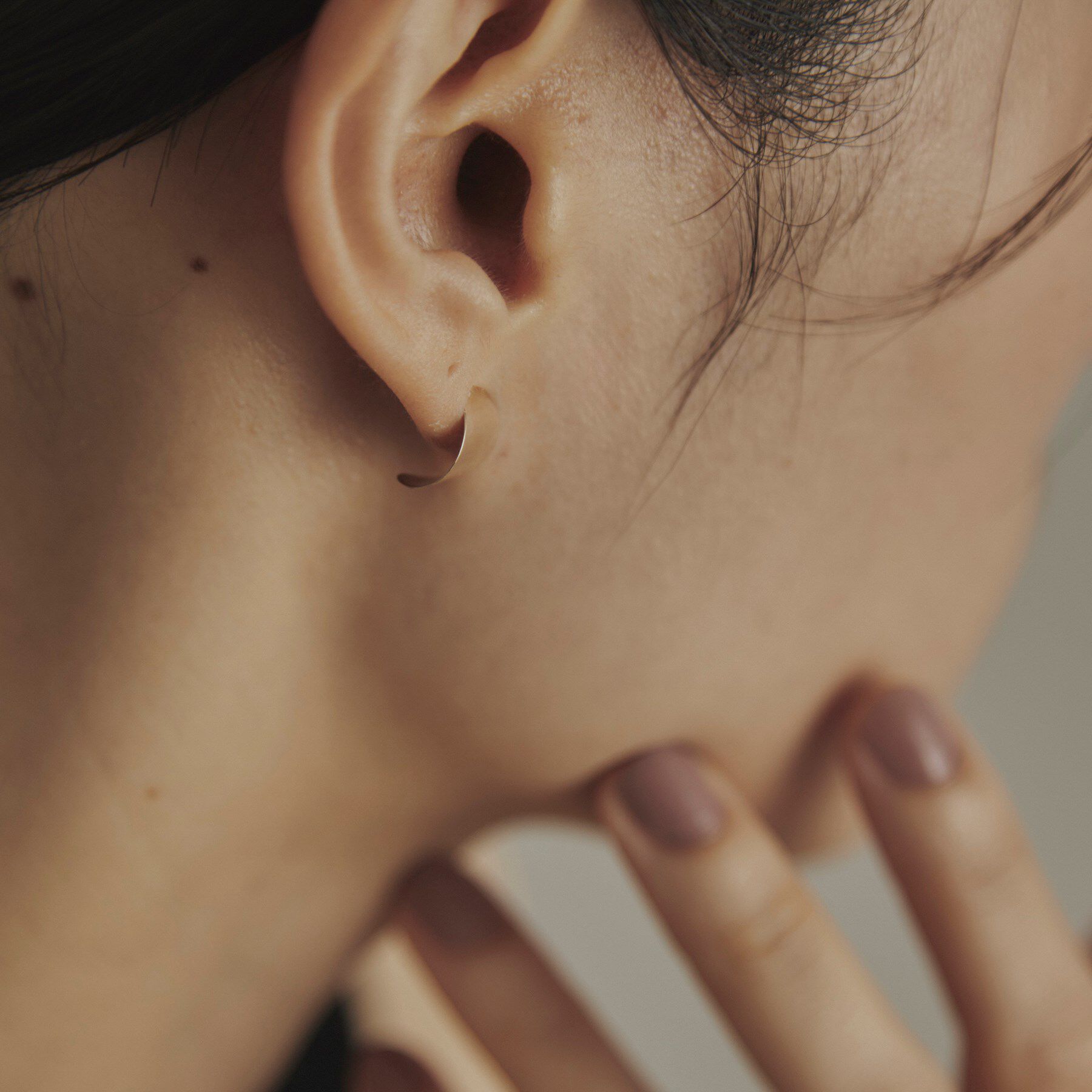 COCOSHNIK「K10ラウンドプレート スタッドピアス」|ピアス|