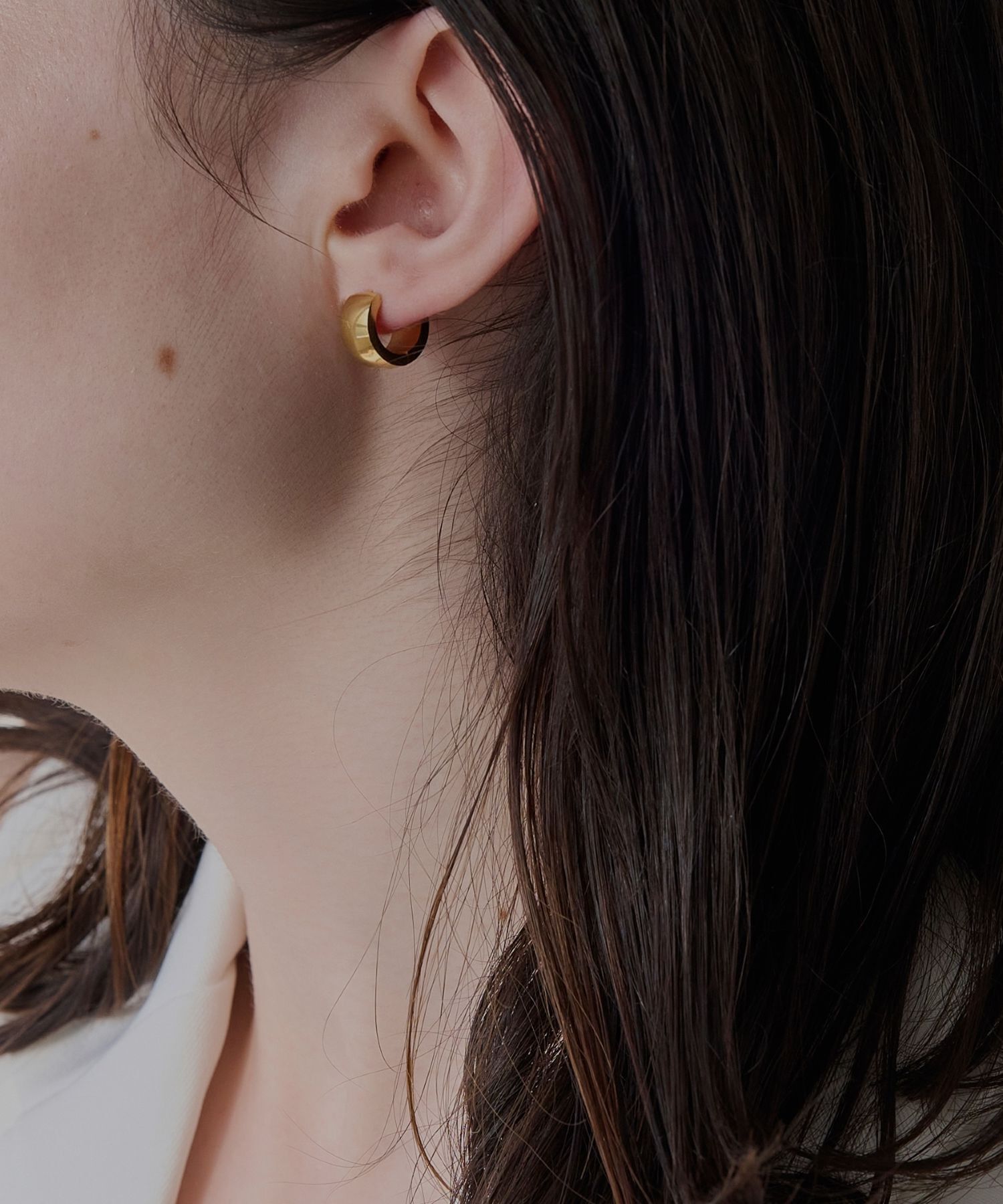  「【金属アレルギー対応】ワンタッチワイドフープミニピアス(片耳)/サージカルステンレス ゴールド」|ピアス|