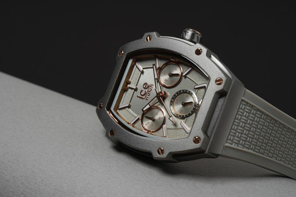 ICE-WATCH「〈ICE-WATCH(ｱｲｽｳｫｯﾁ)〉ICE boliday ｸﾞﾚｰｼｪｲｽﾞ Alu ｽﾓｰﾙ MT」|腕時計|