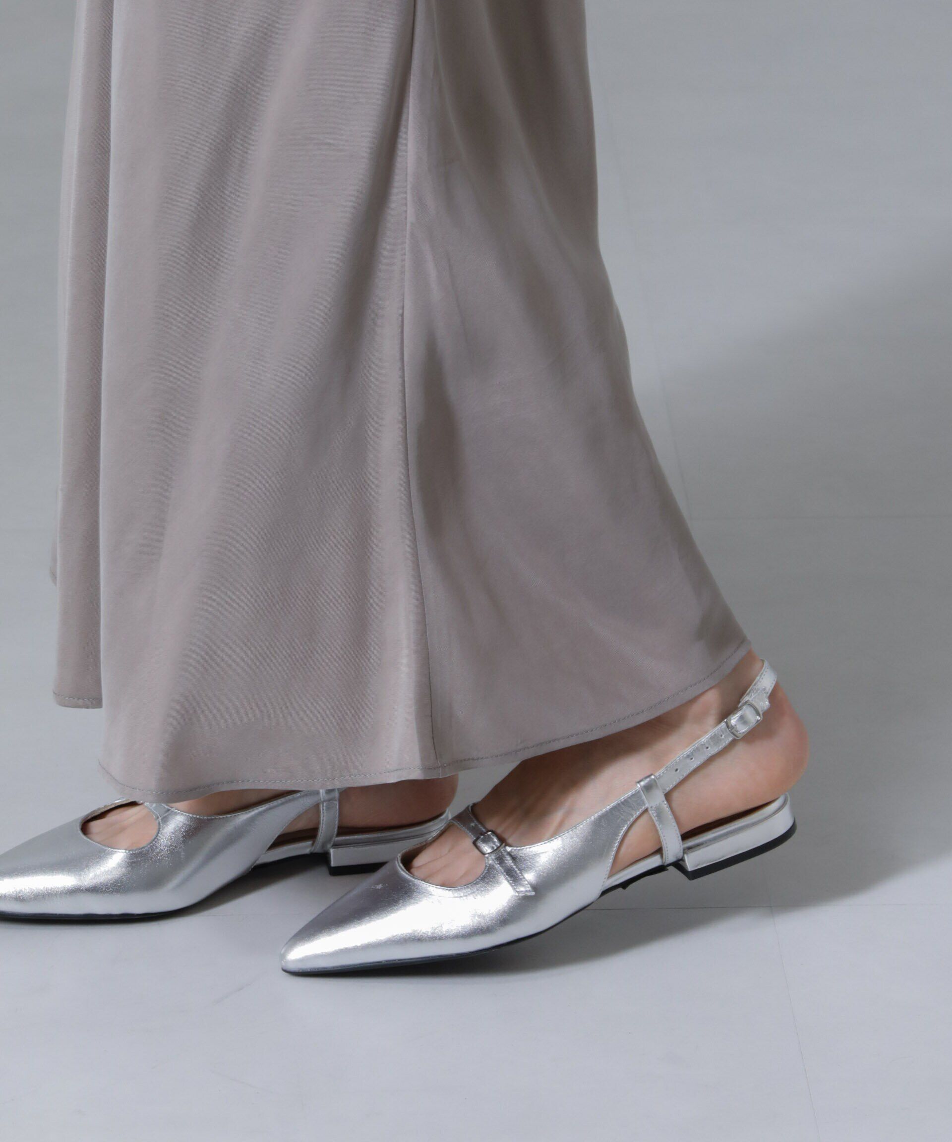 nano･universe「Azur/ポインテッドバックストラップサンダル」|ビジネス・ドレスシューズ|シルバー