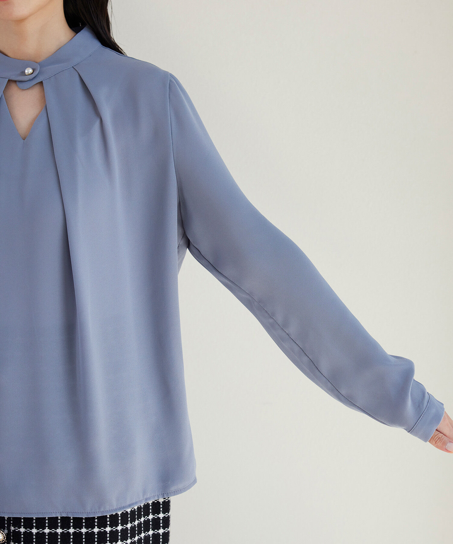 VIS「【WEB限定】チャイナＶカットブラウス」|シャツ・ブラウス|