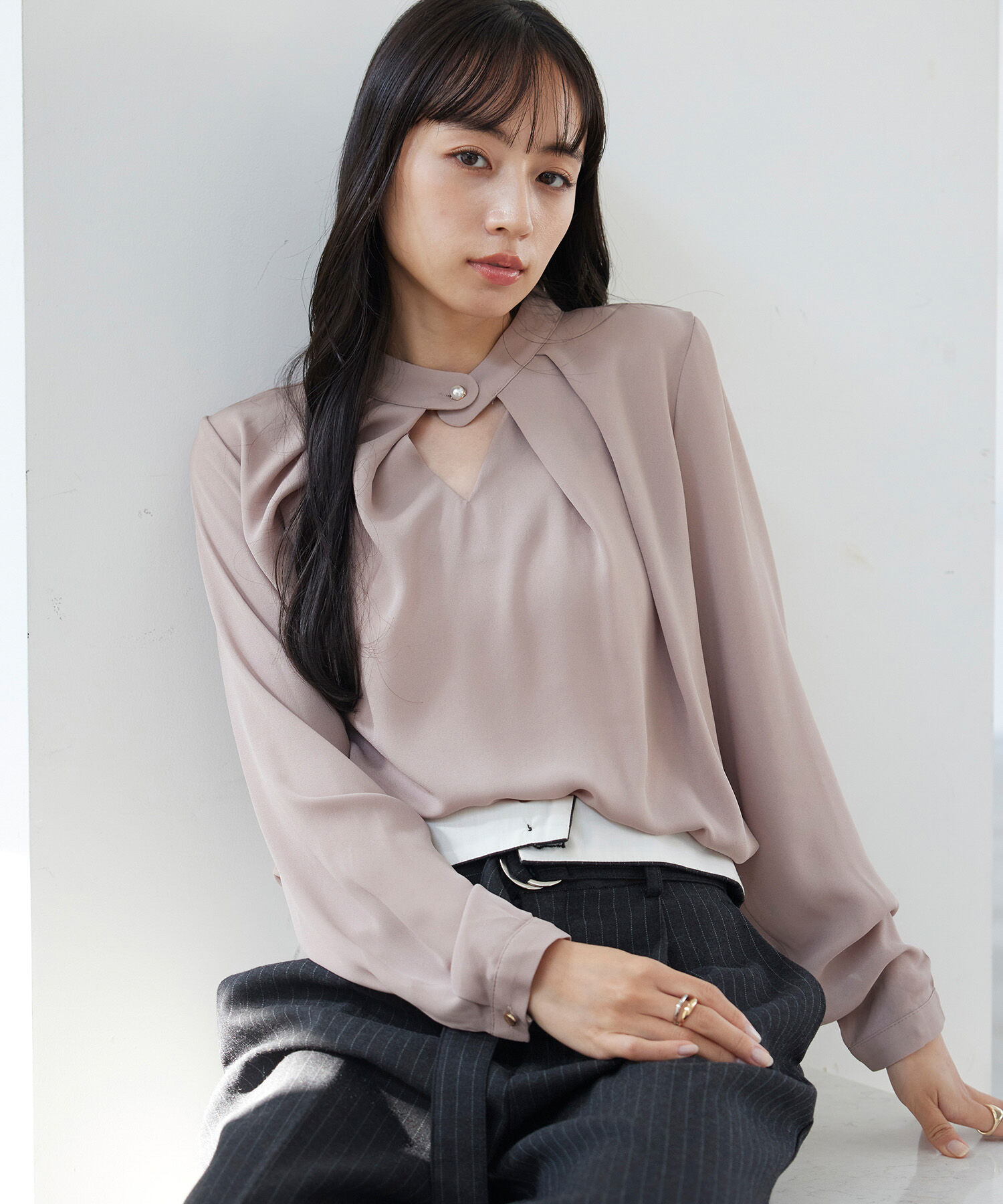 VIS「【WEB限定】チャイナＶカットブラウス」|シャツ・ブラウス|