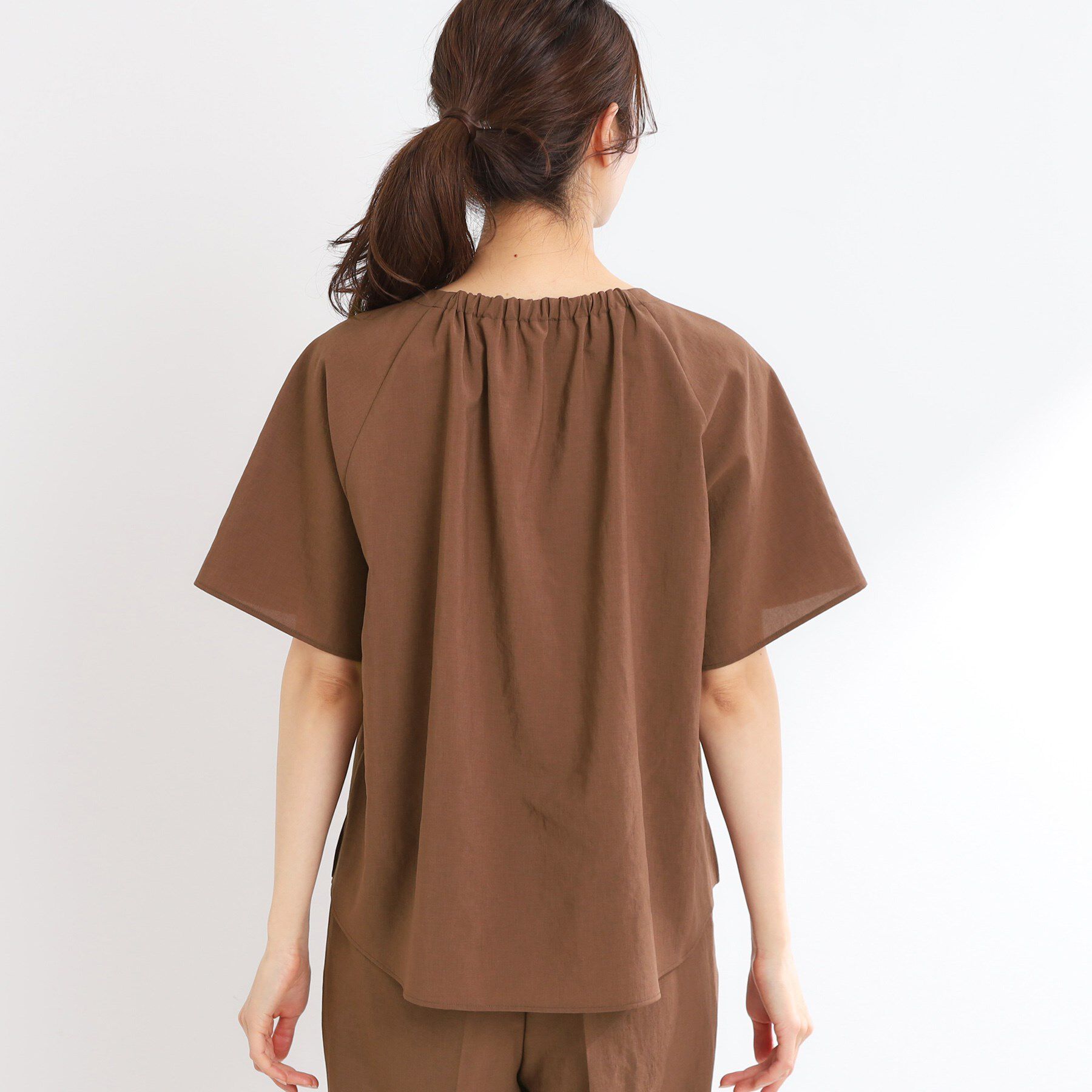 Reflect「【マシンウォッシュ可／セットアップ可／通勤におすすめ】ネックギャザータックブラウス」|シャツ・ブラウス|