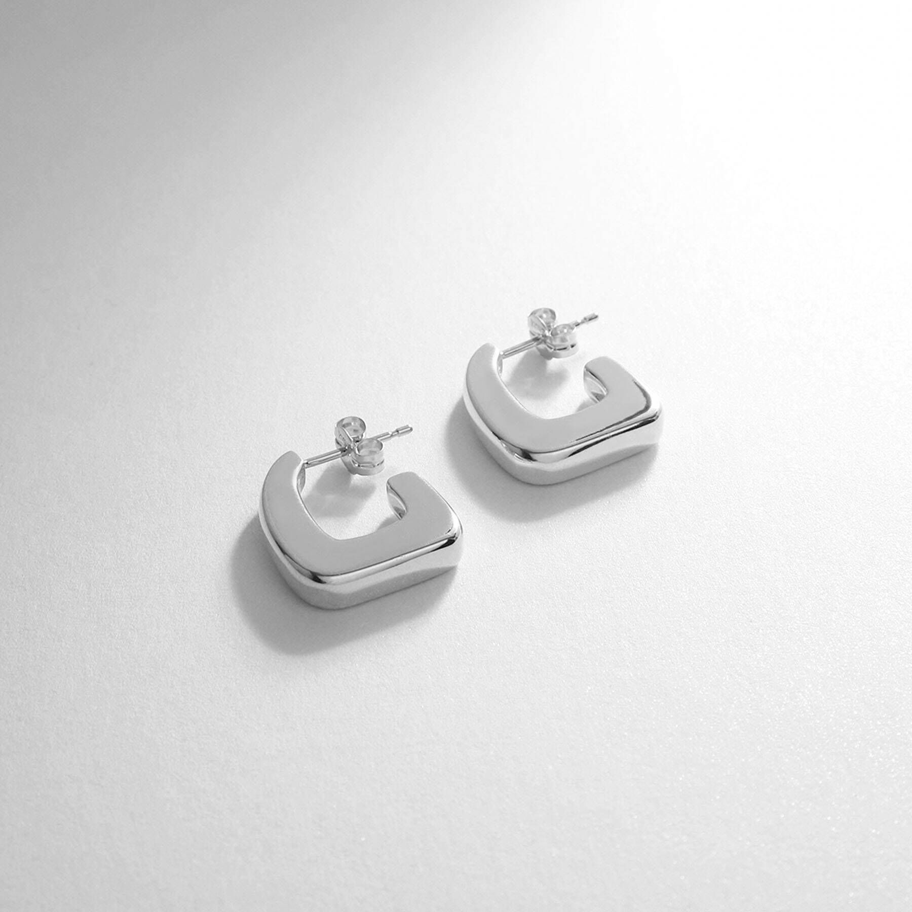 COCOSHNIK「シルバー トラペーズ フープピアス」|ピアス|シルバー(600)