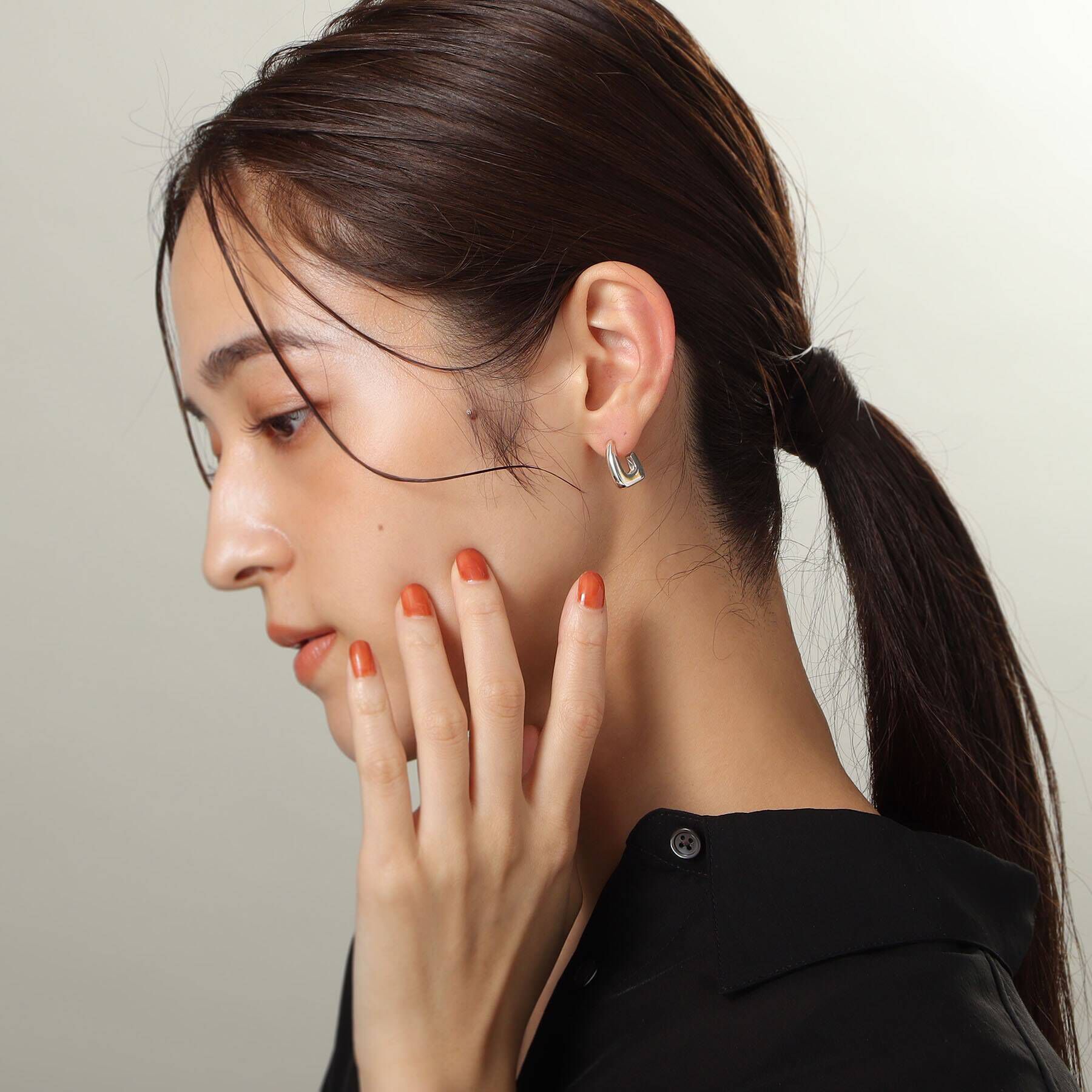 COCOSHNIK「シルバー トラペーズ フープピアス」|ピアス|