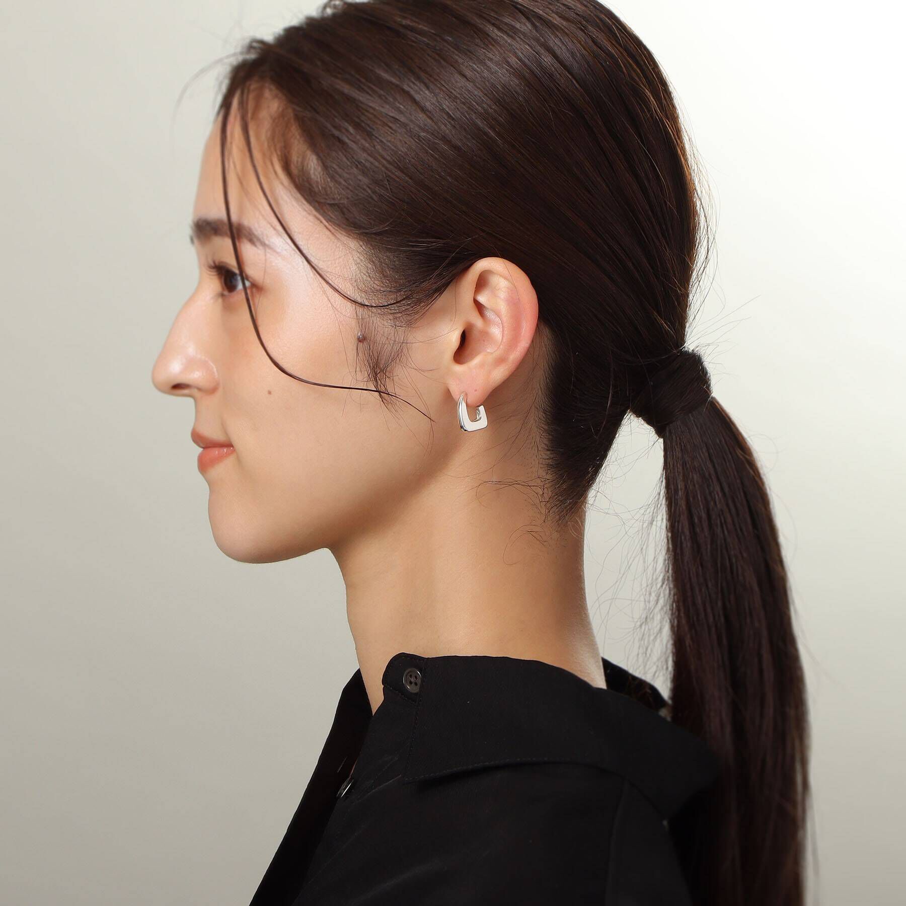 COCOSHNIK「シルバー トラペーズ フープピアス」|ピアス|