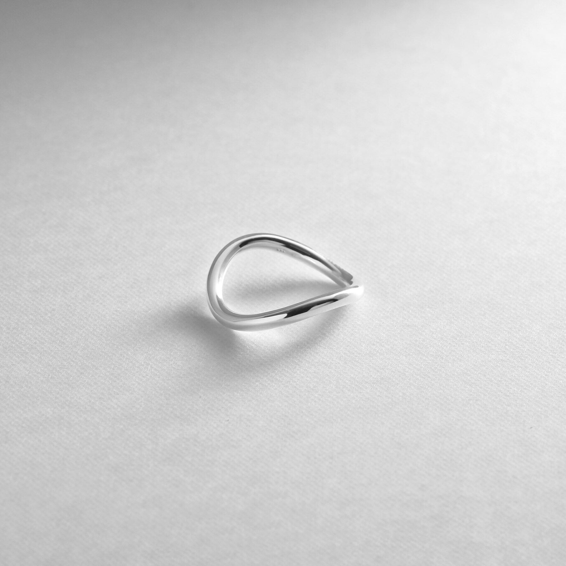 COCOSHNIK ONKITSCH「シルバー ラインリング カーブ」|リング|