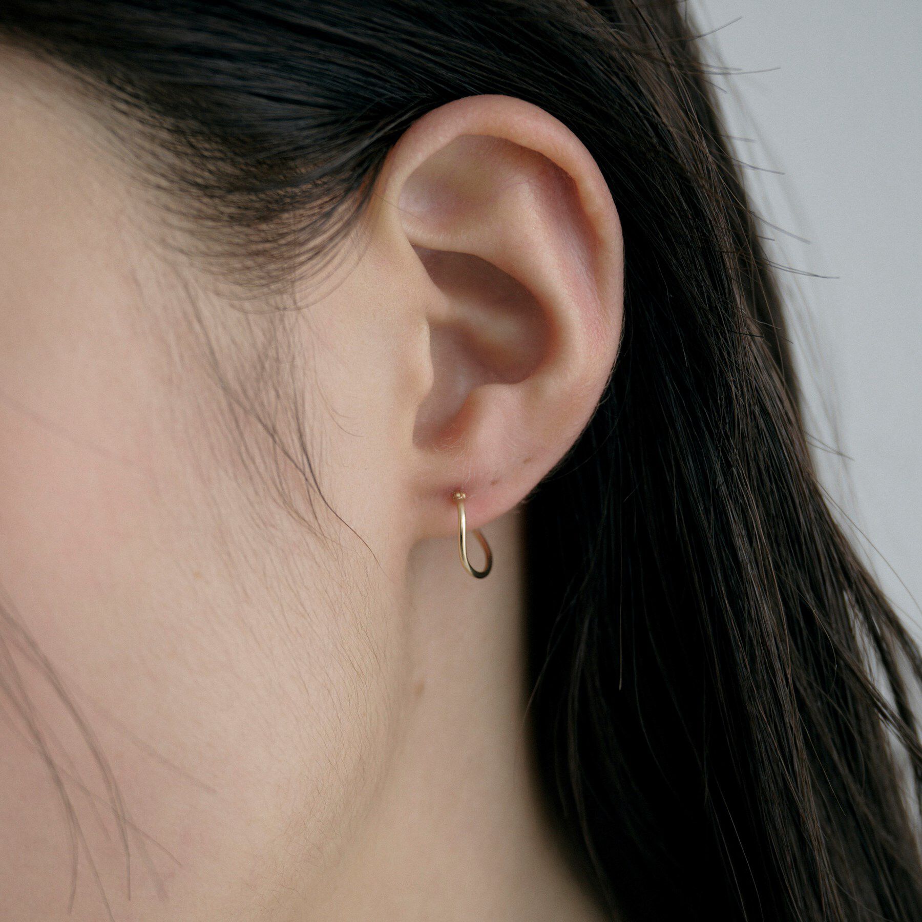 COCOSHNIK ONKITSCH「K10ウェーブフープピアス」|ピアス|