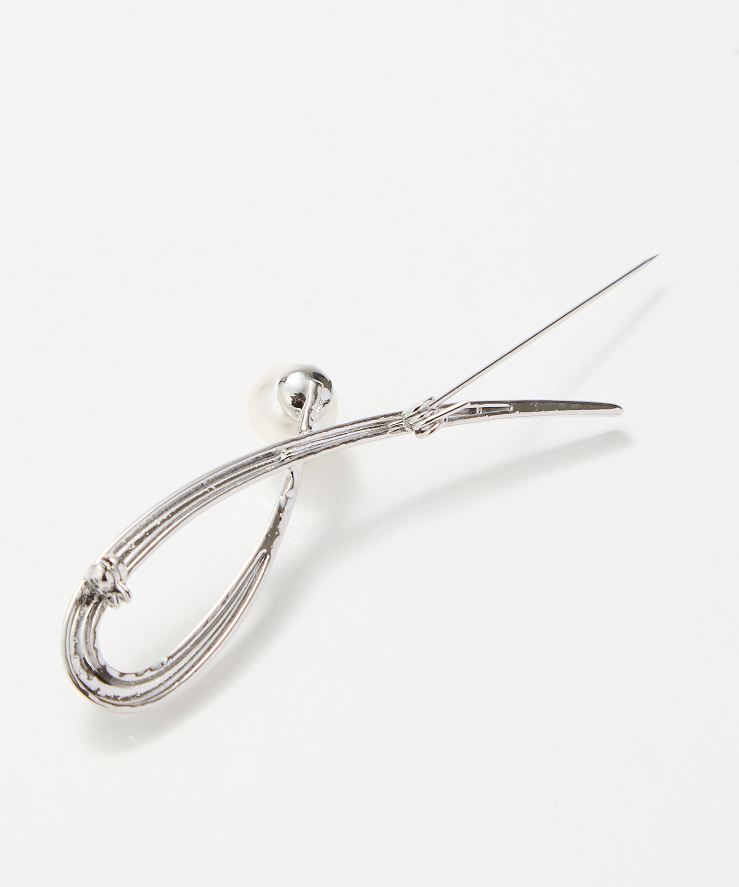 Phoebe「スタイリッシュクロスカーブパールブローチ　シルバー」|ブローチ・コサージュ|