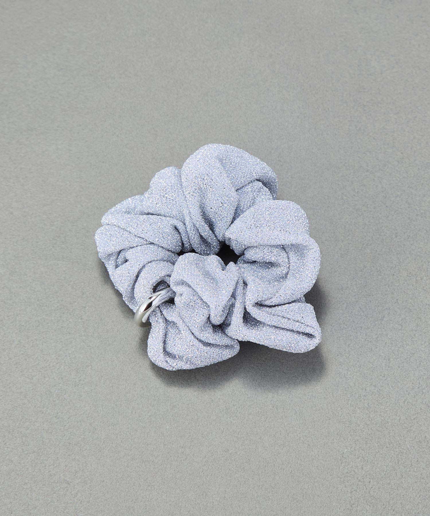 Phoebe「メタルグリッターシュシュ　ライトグレー」|ヘアゴム・シュシュ|ライトグレー