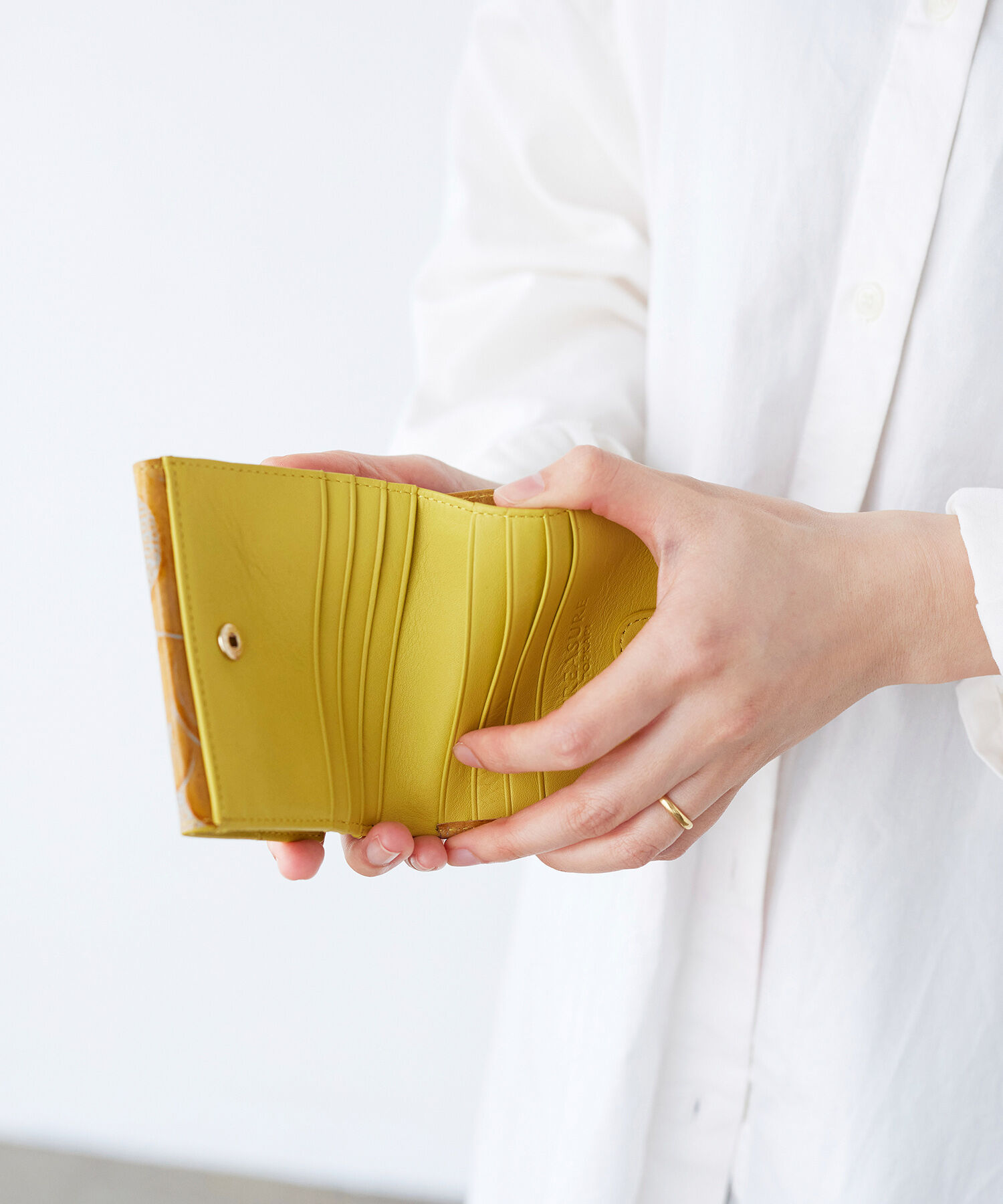 TOPKAPI BREATH「【TREASURE TOPKAPI】ローズエンボス ツヤ レザー 二つ折り財布」|財布|