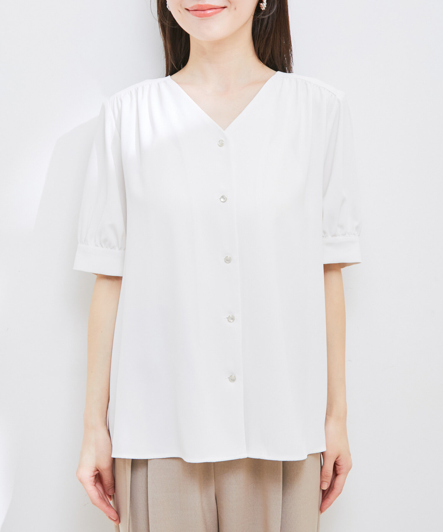 VIS「【防シワ・洗える】Vネック半袖ブラウス」|シャツ・ブラウス|