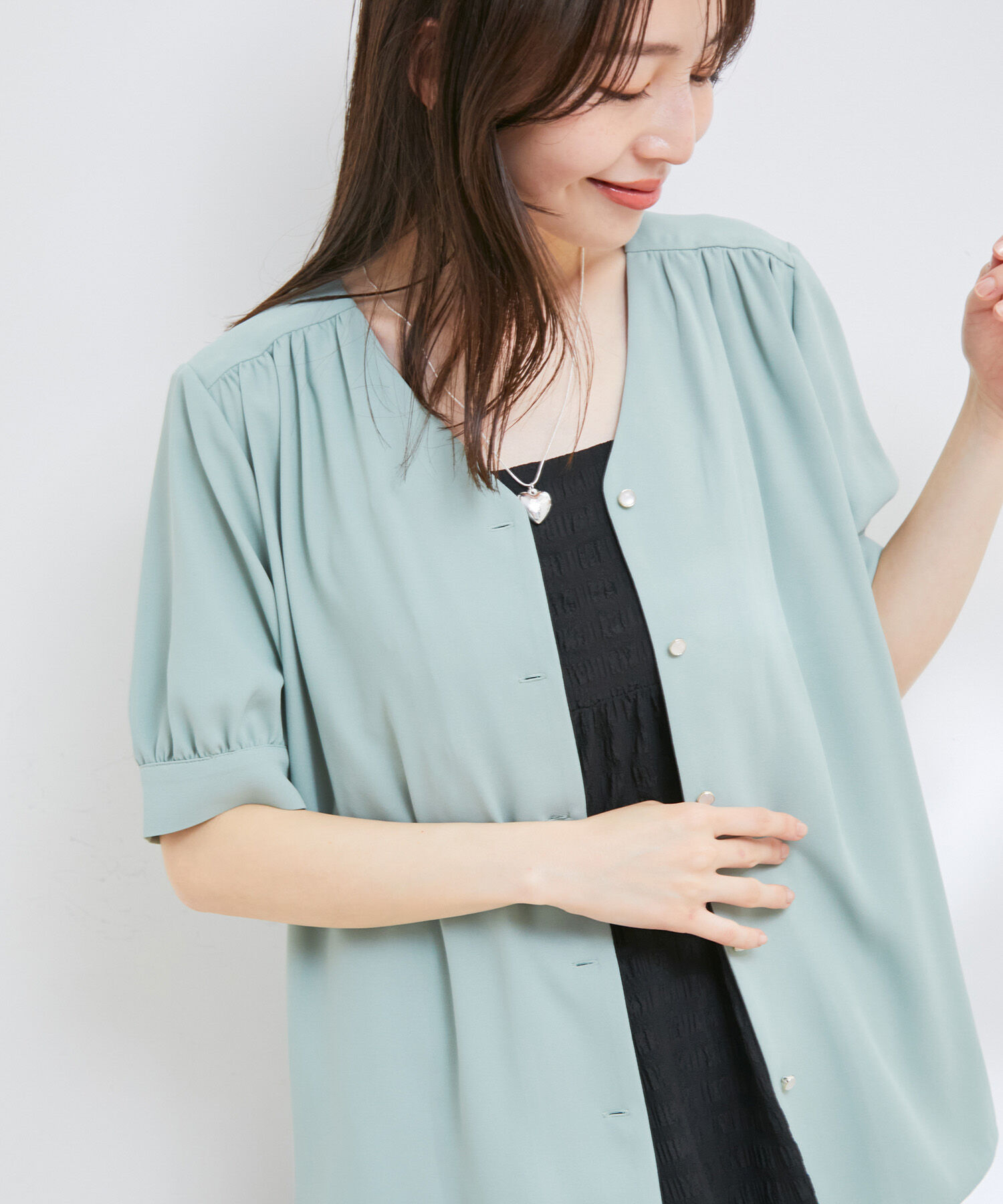 VIS「【防シワ・洗える】Vネック半袖ブラウス」|シャツ・ブラウス|