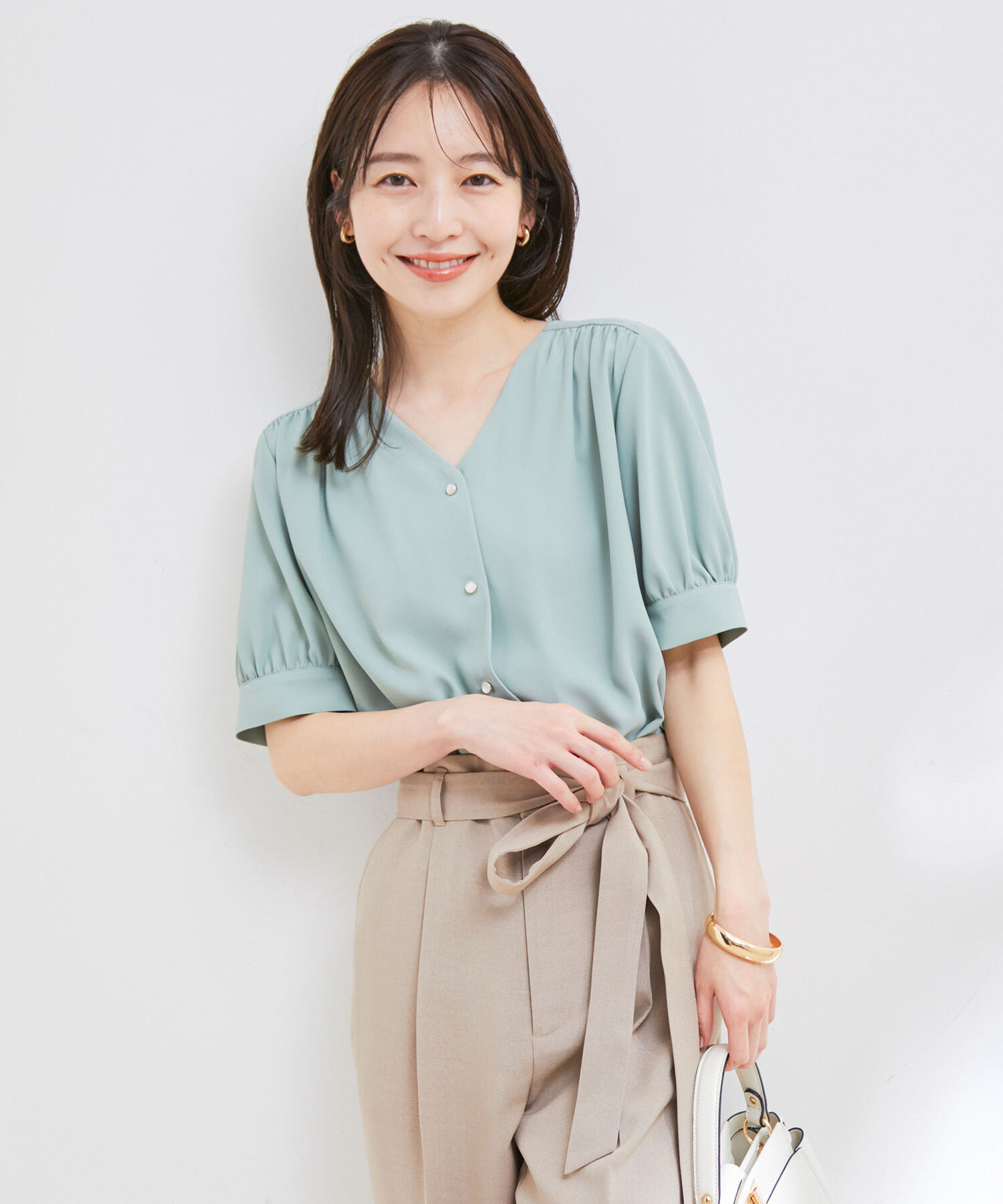 VIS「【防シワ・洗える】Vネック半袖ブラウス」|シャツ・ブラウス|