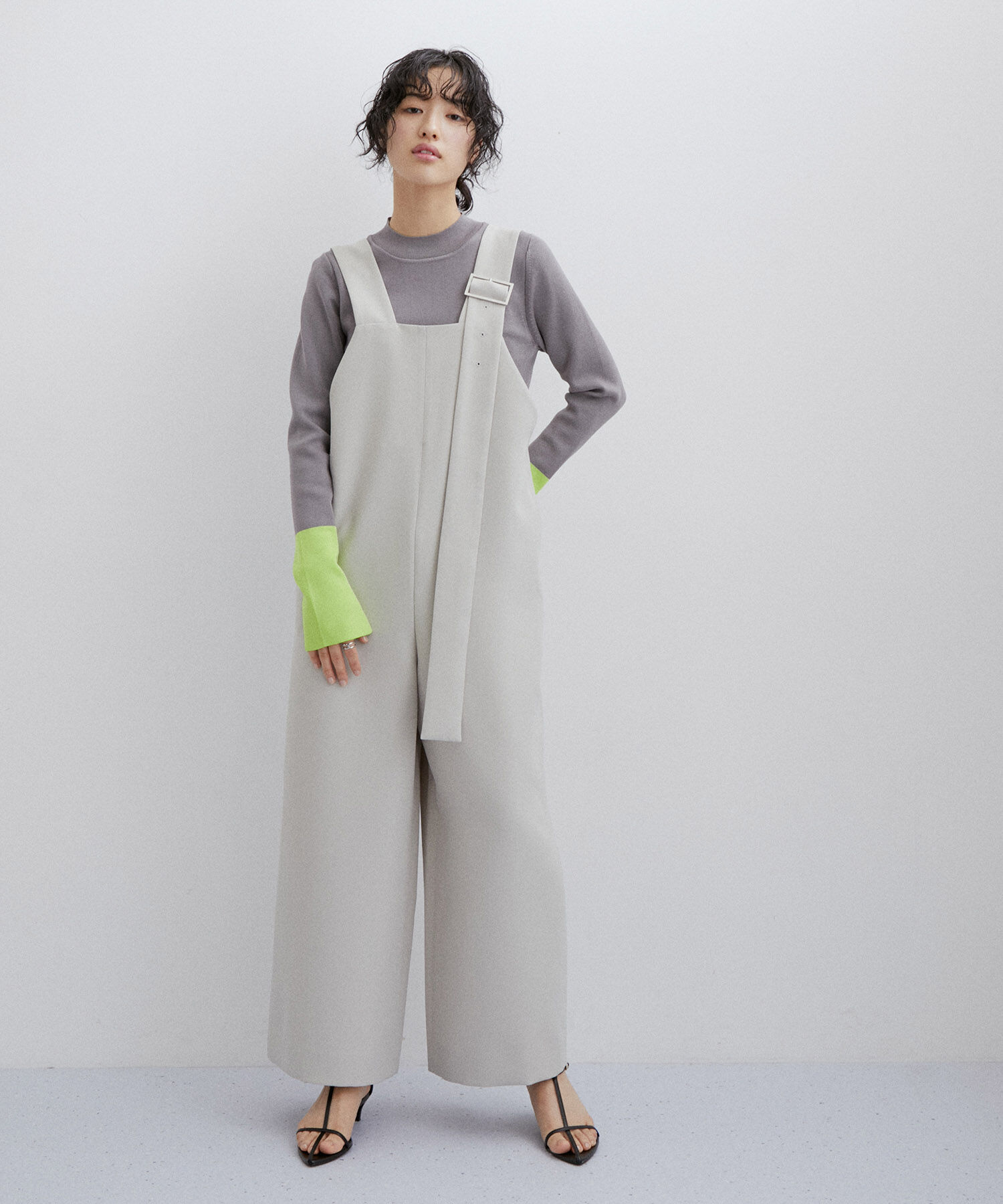 ADAM ET ROPE'「【サステナブル】ナロークロスストラップサンダル」|サンダル|