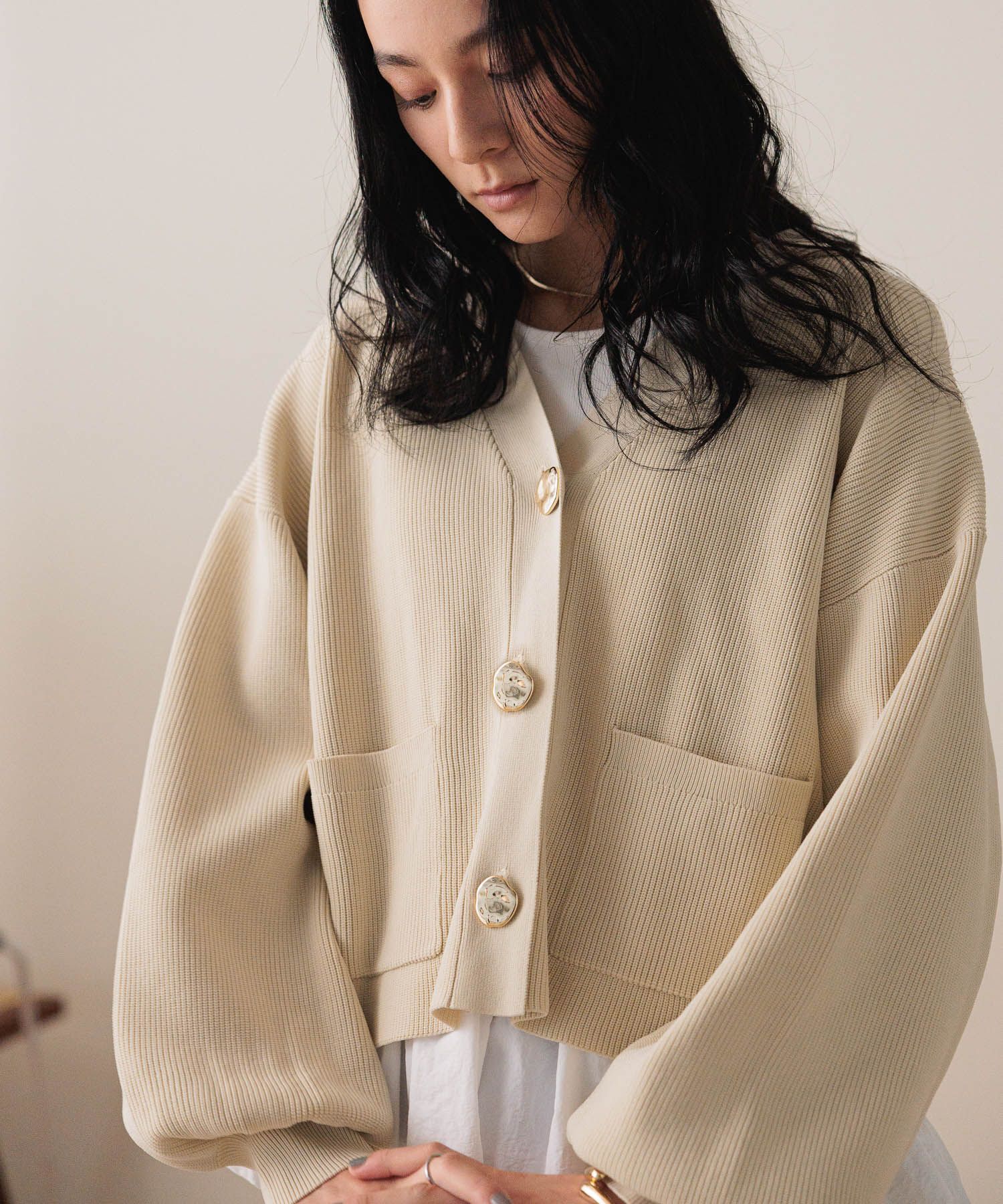 LOWRYS FARM「デコボタンショートカーディガン」|ニット・セーター|