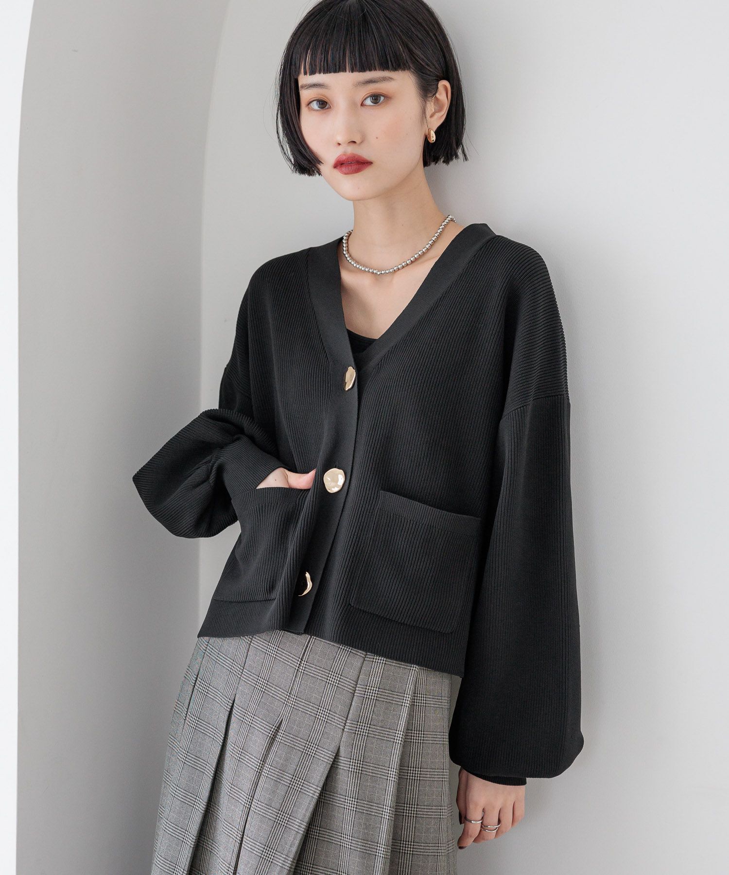 LOWRYS FARM「デコボタンショートカーディガン」|ニット・セーター|