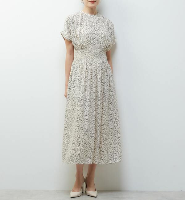 TIARA「モノトーンリーフプリントシャーリングワンピース」|ワンピース|
