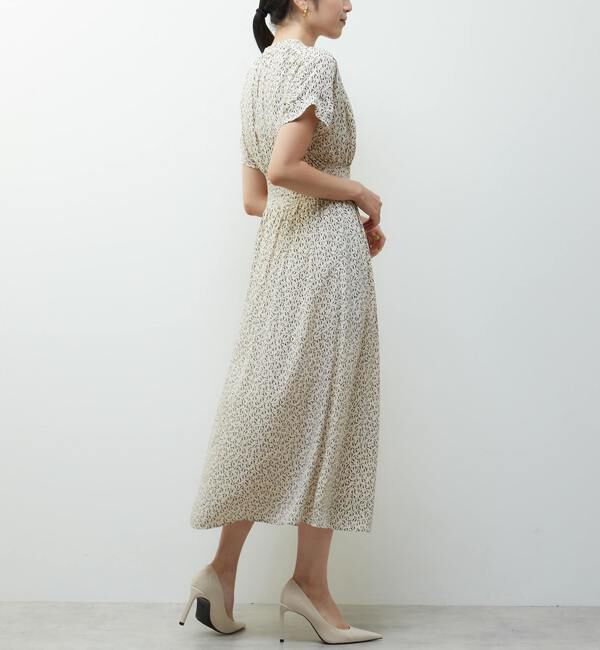 TIARA「モノトーンリーフプリントシャーリングワンピース」|ワンピース|