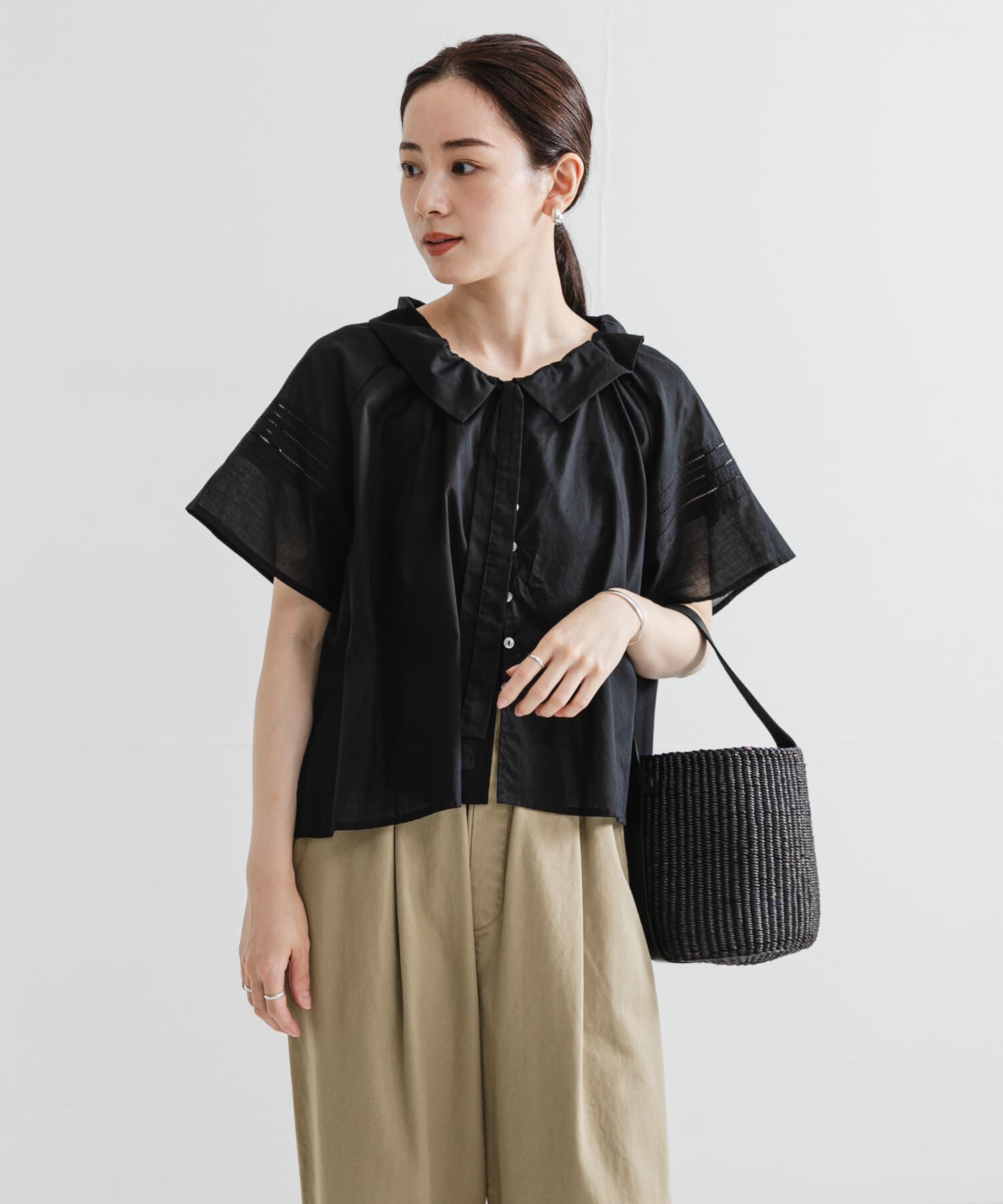 URBAN RESEARCH「ハーフスリーブフリルカラーブラウス」|シャツ・ブラウス|ブラック
