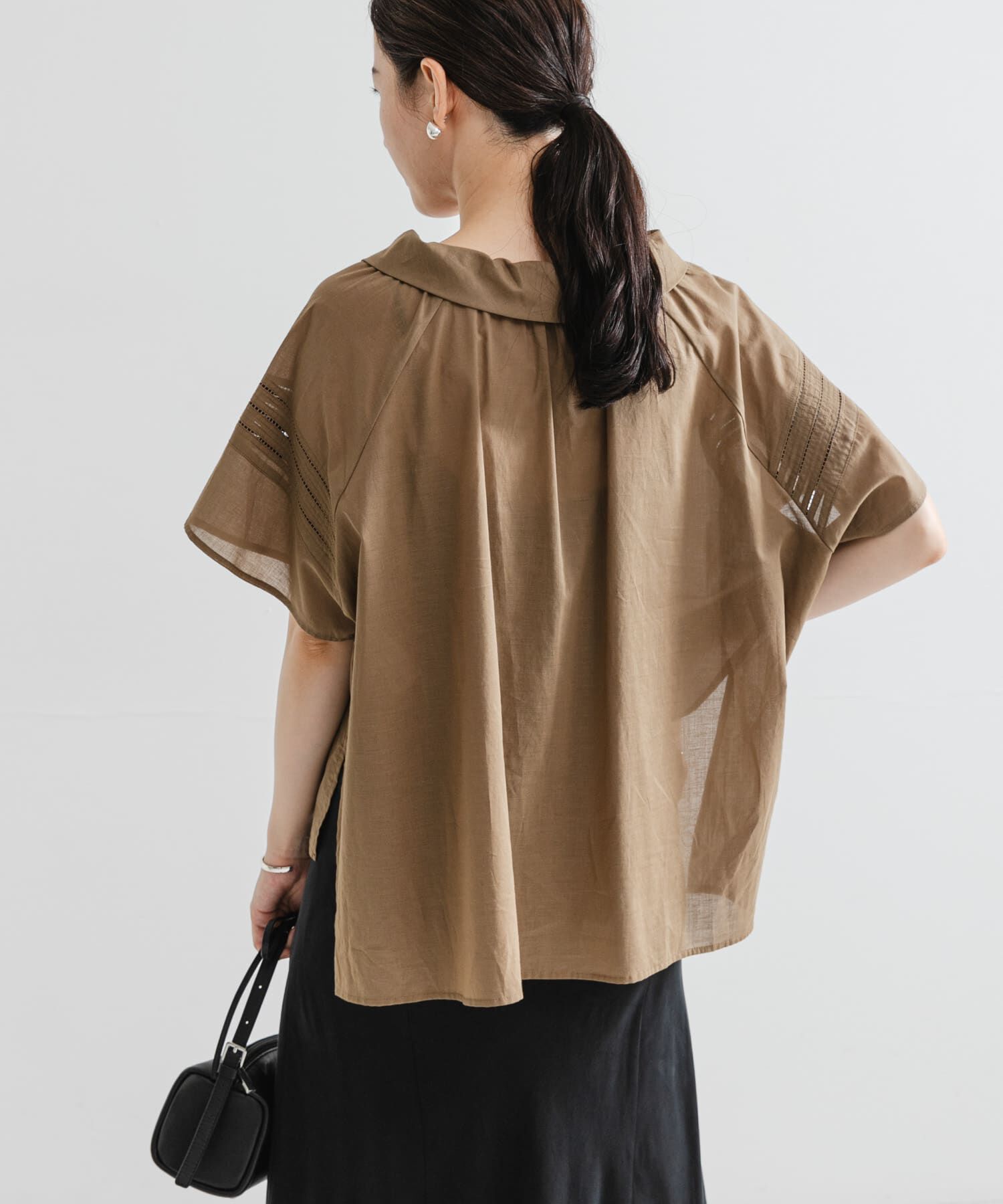 URBAN RESEARCH「ハーフスリーブフリルカラーブラウス」|シャツ・ブラウス|