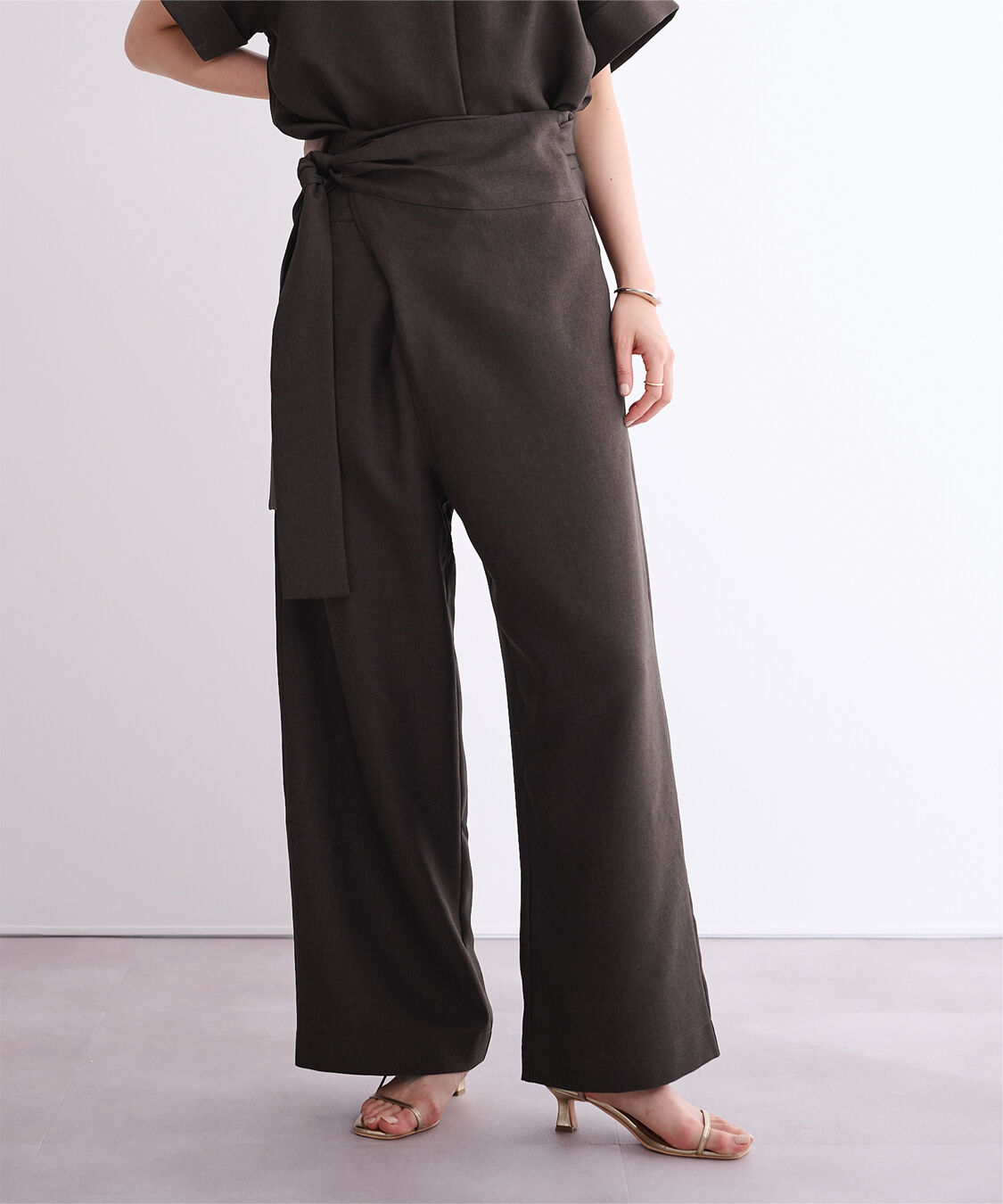 ur's「リネンライクハイウエストラップワイドパンツ」|スラックス|ダークブラウン