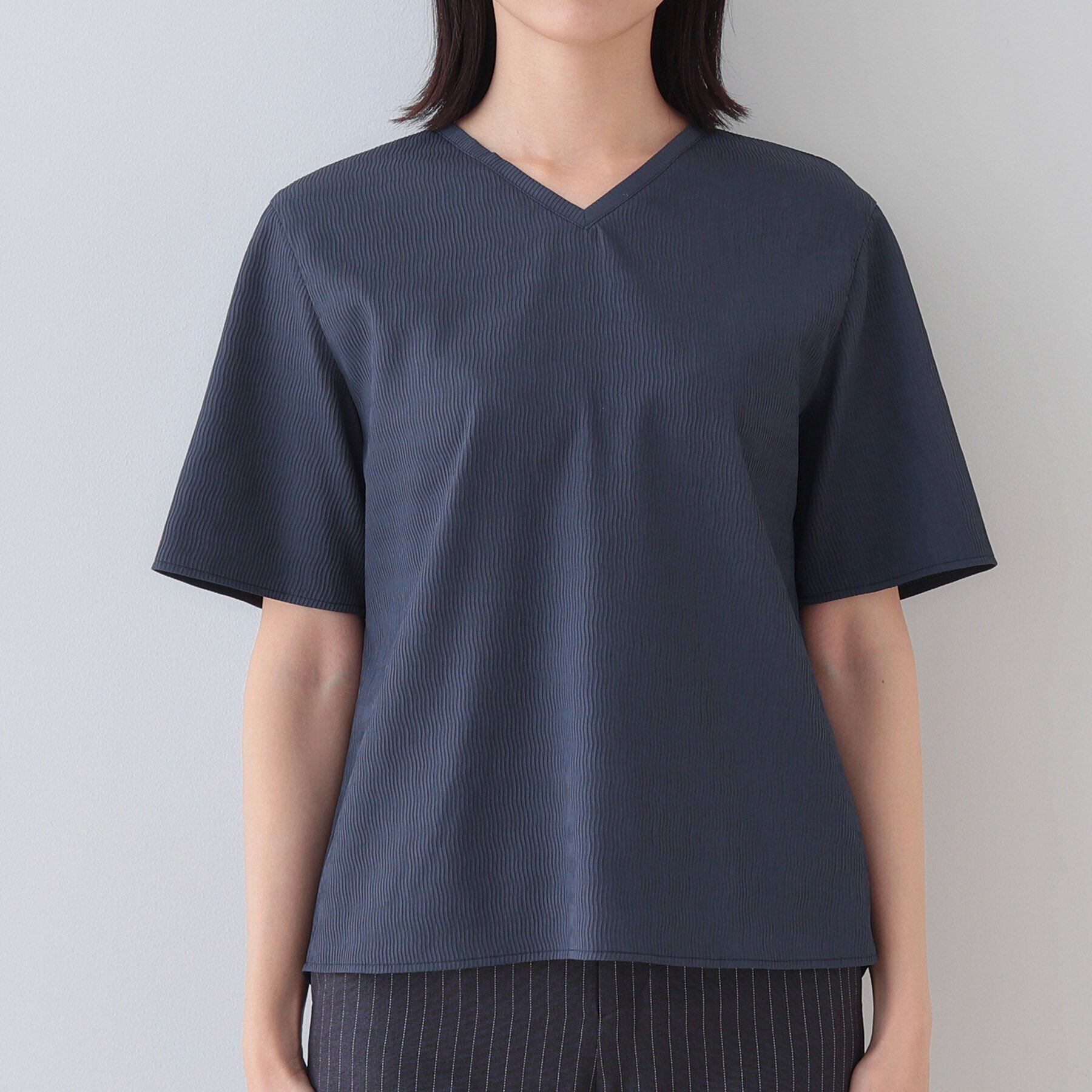 INDIVI「【洗える／凹凸素材】シンプルVネックブラウス」|シャツ・ブラウス|