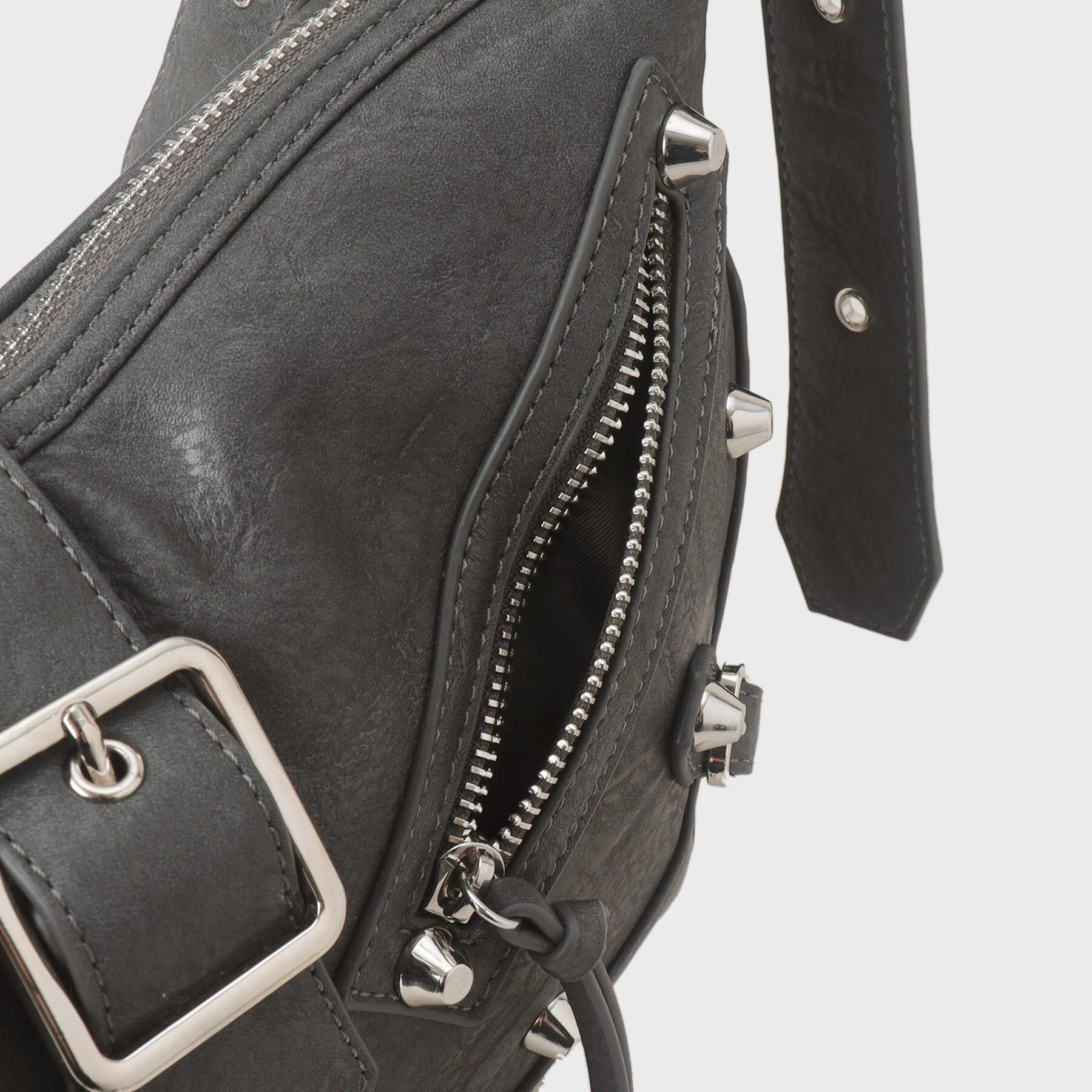 tk.TAKEO KIKUCHI「【FANCYシリーズ】スタッズクレセントショルダーバッグ」|ショルダー・メッセンジャー|