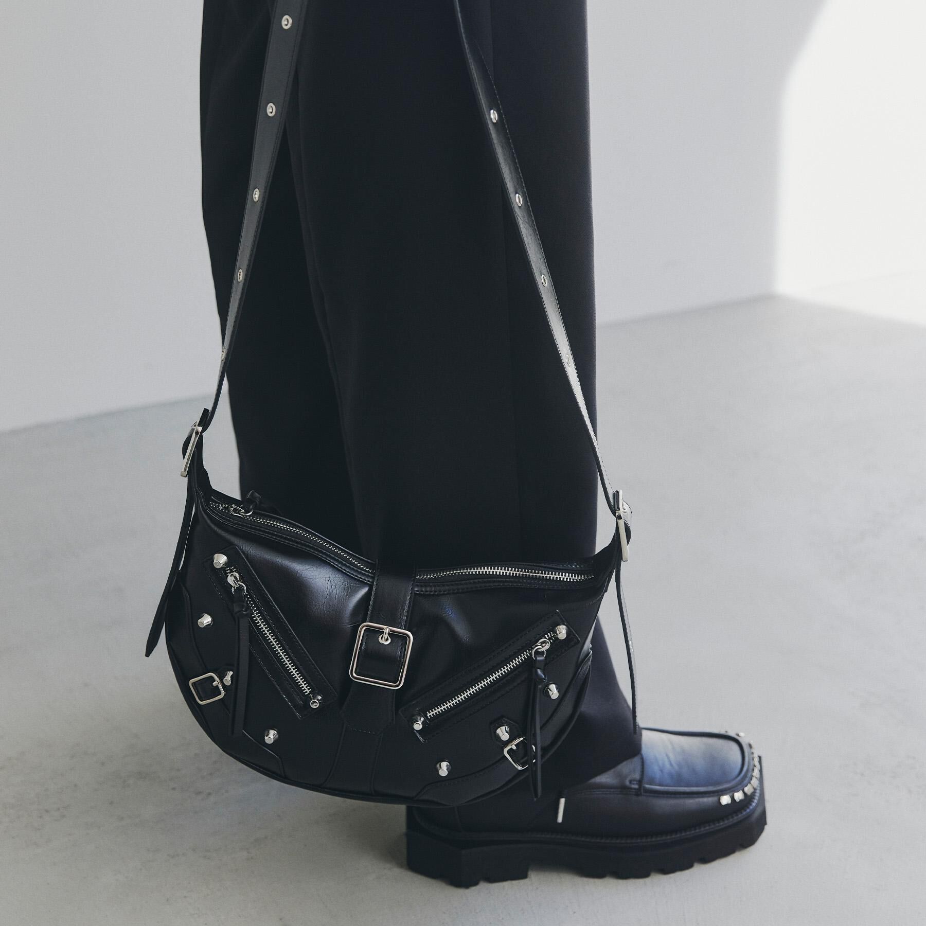 tk.TAKEO KIKUCHI「【FANCYシリーズ】スタッズクレセントショルダーバッグ」|ショルダー・メッセンジャー|