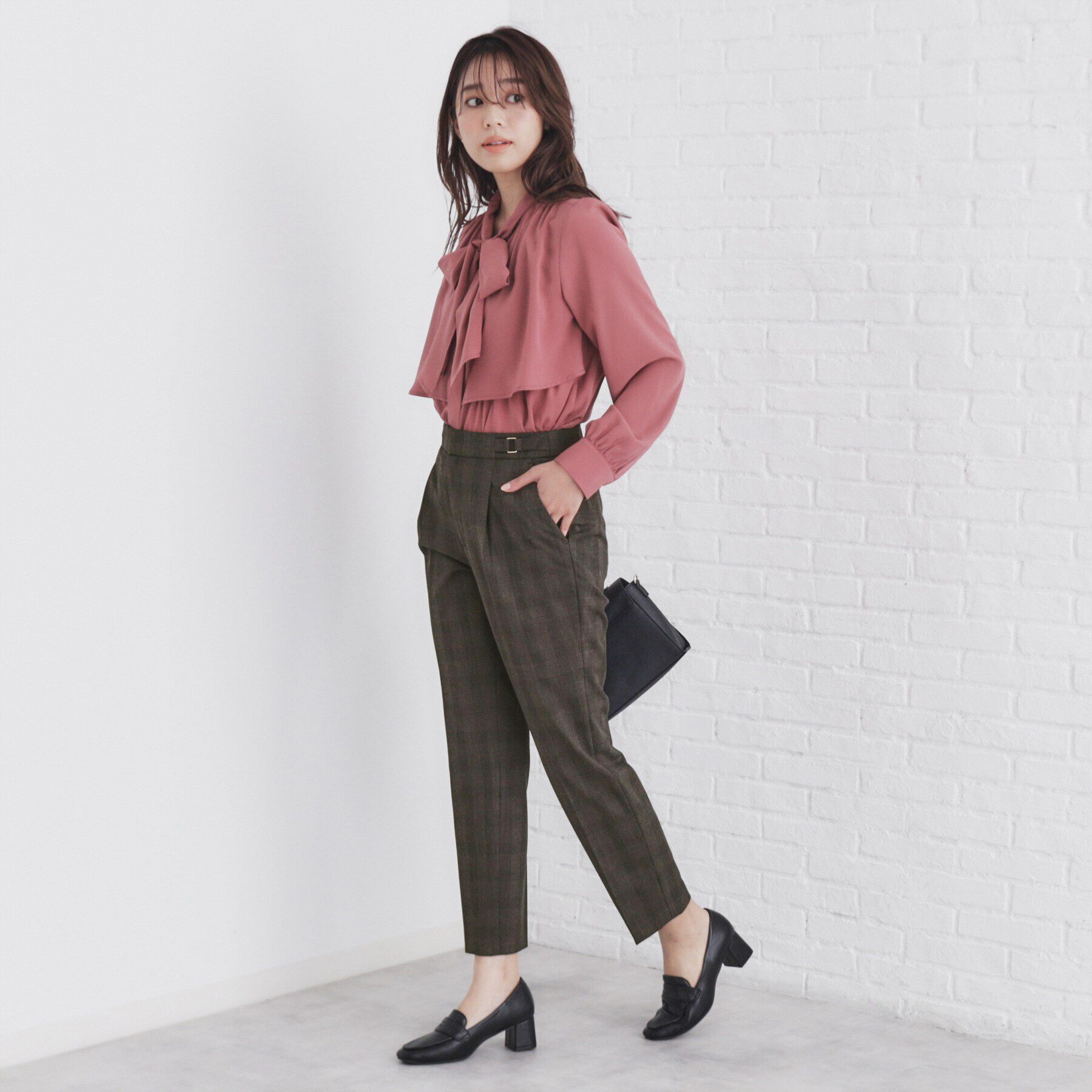 index「サイドベルト付きストレッチテーパードパンツ【洗濯機洗い可/イージーアイロン/防シワ】」|その他|